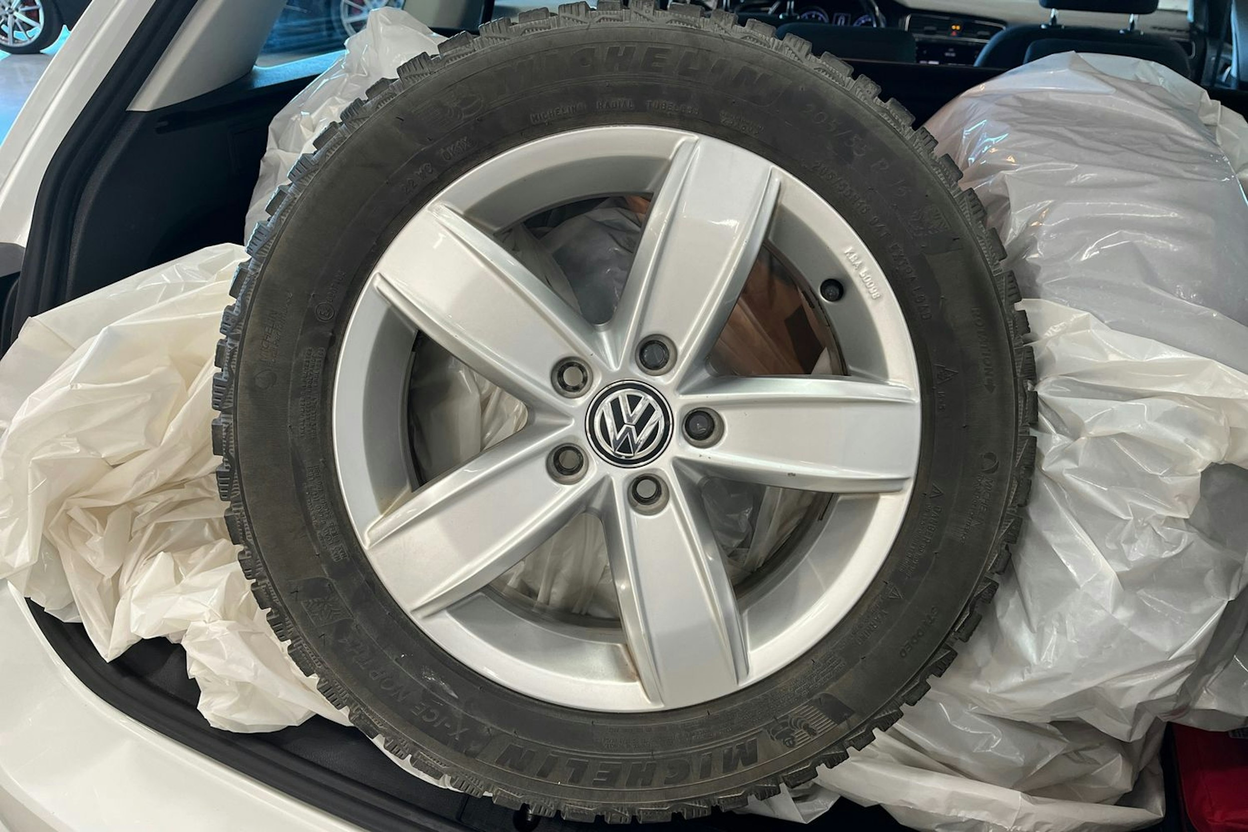 valkoinen Volkswagen Golf 2017 kuva 32.