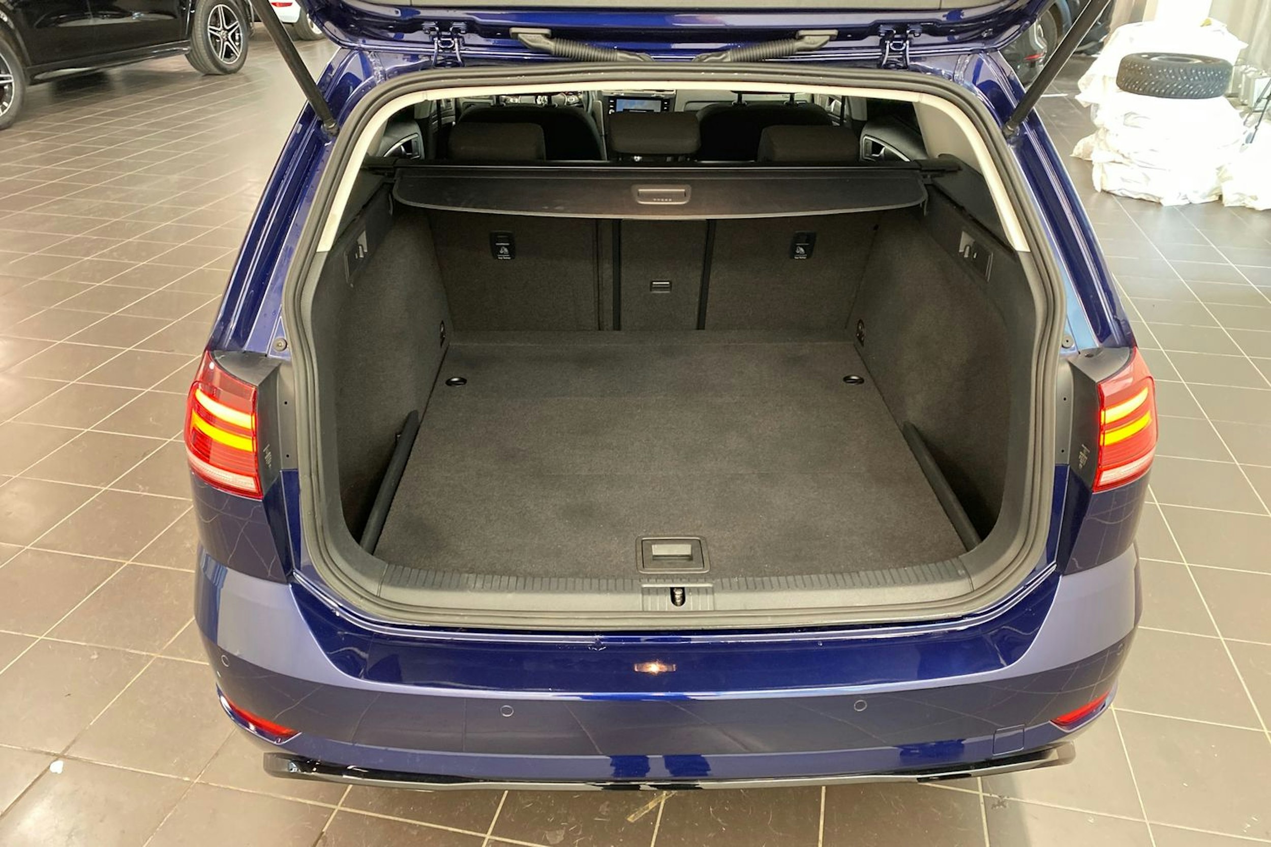 sininen Volkswagen Golf 2017 kuva 18.