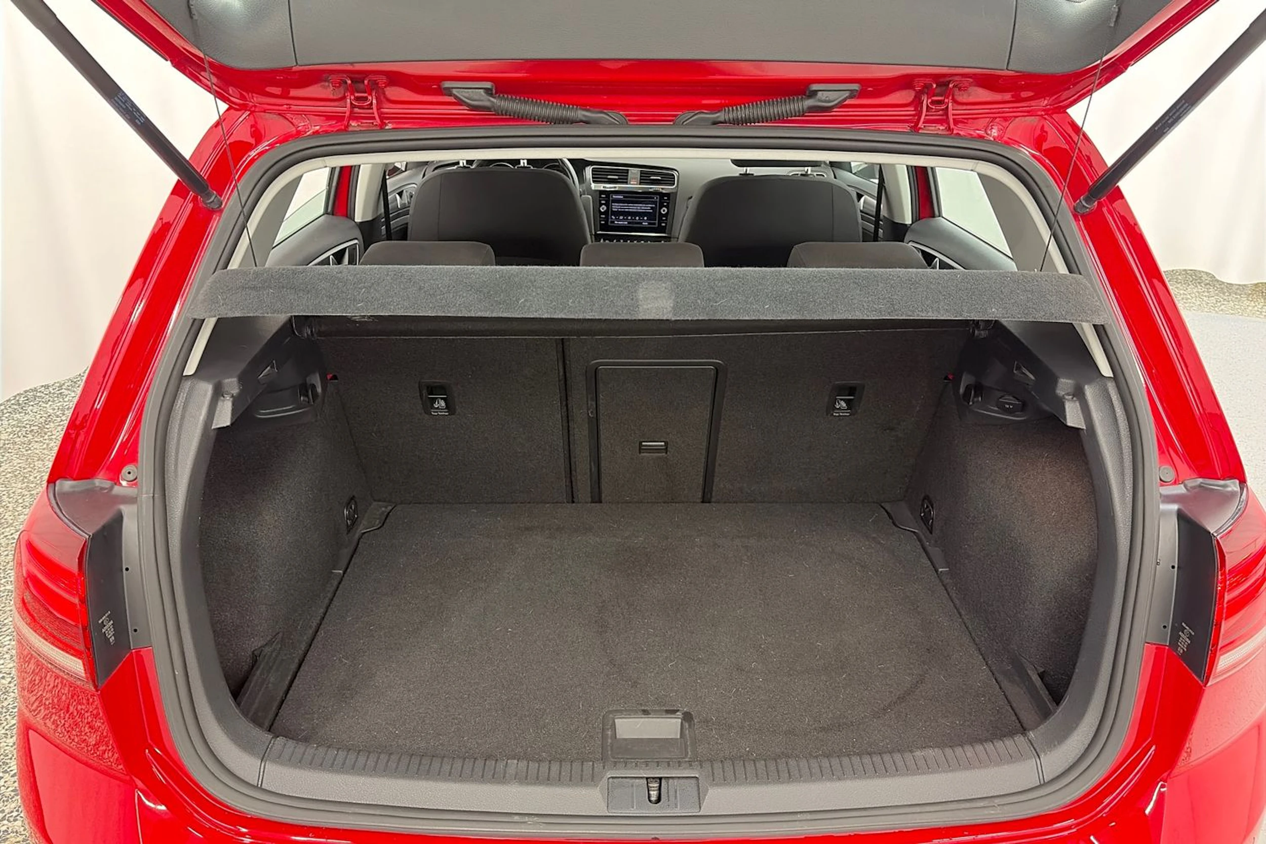 punainen Volkswagen Golf 2017 kuva 15.