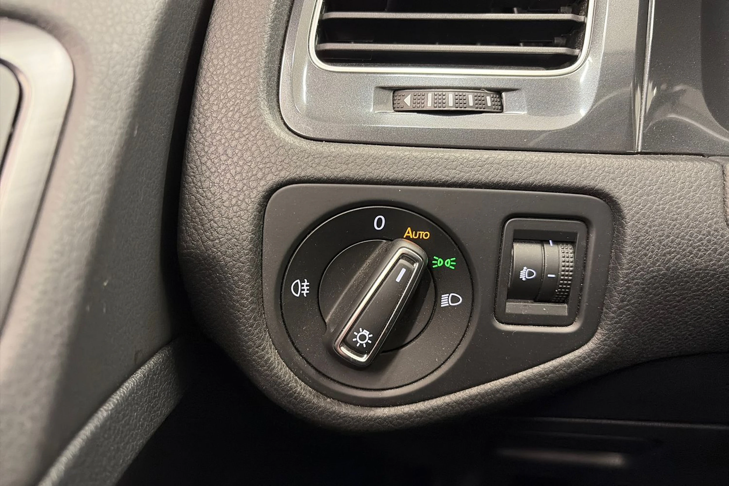 punainen Volkswagen Golf 2017 kuva 27.