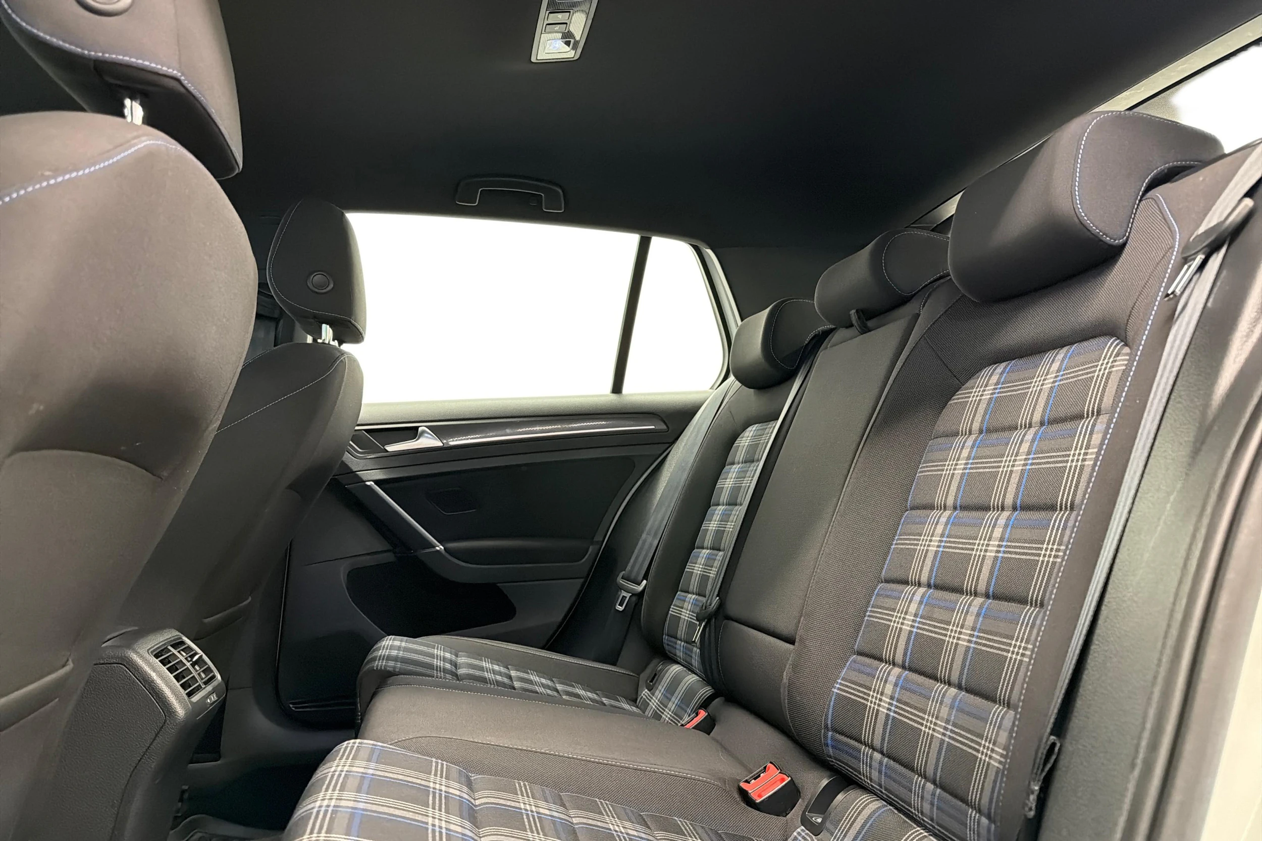 valkoinen Volkswagen Golf 2018 kuva 8.