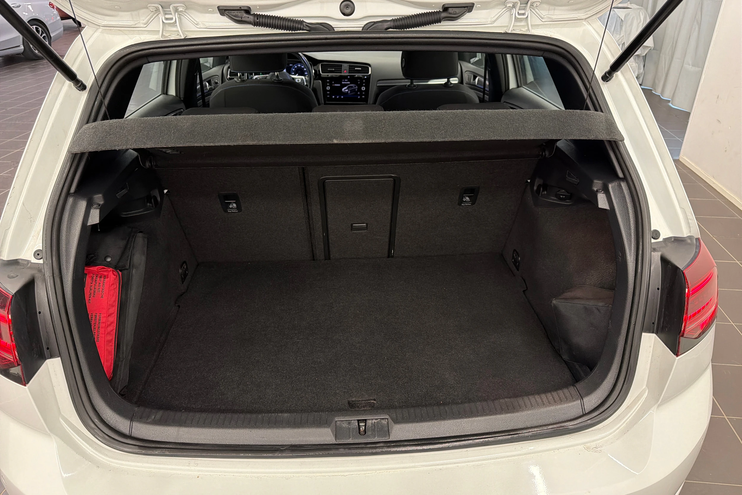 valkoinen Volkswagen Golf 2018 kuva 11.