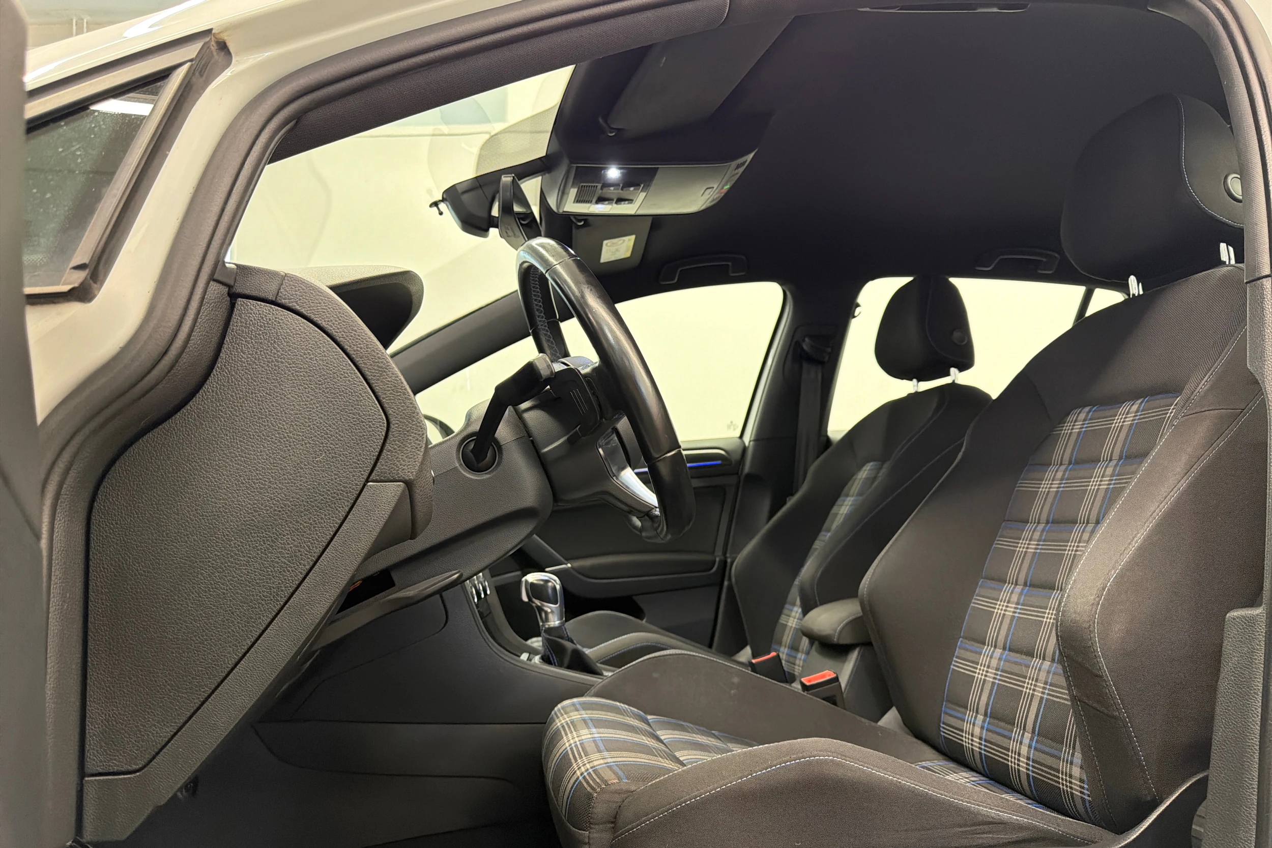 valkoinen Volkswagen Golf 2018 kuva 12.