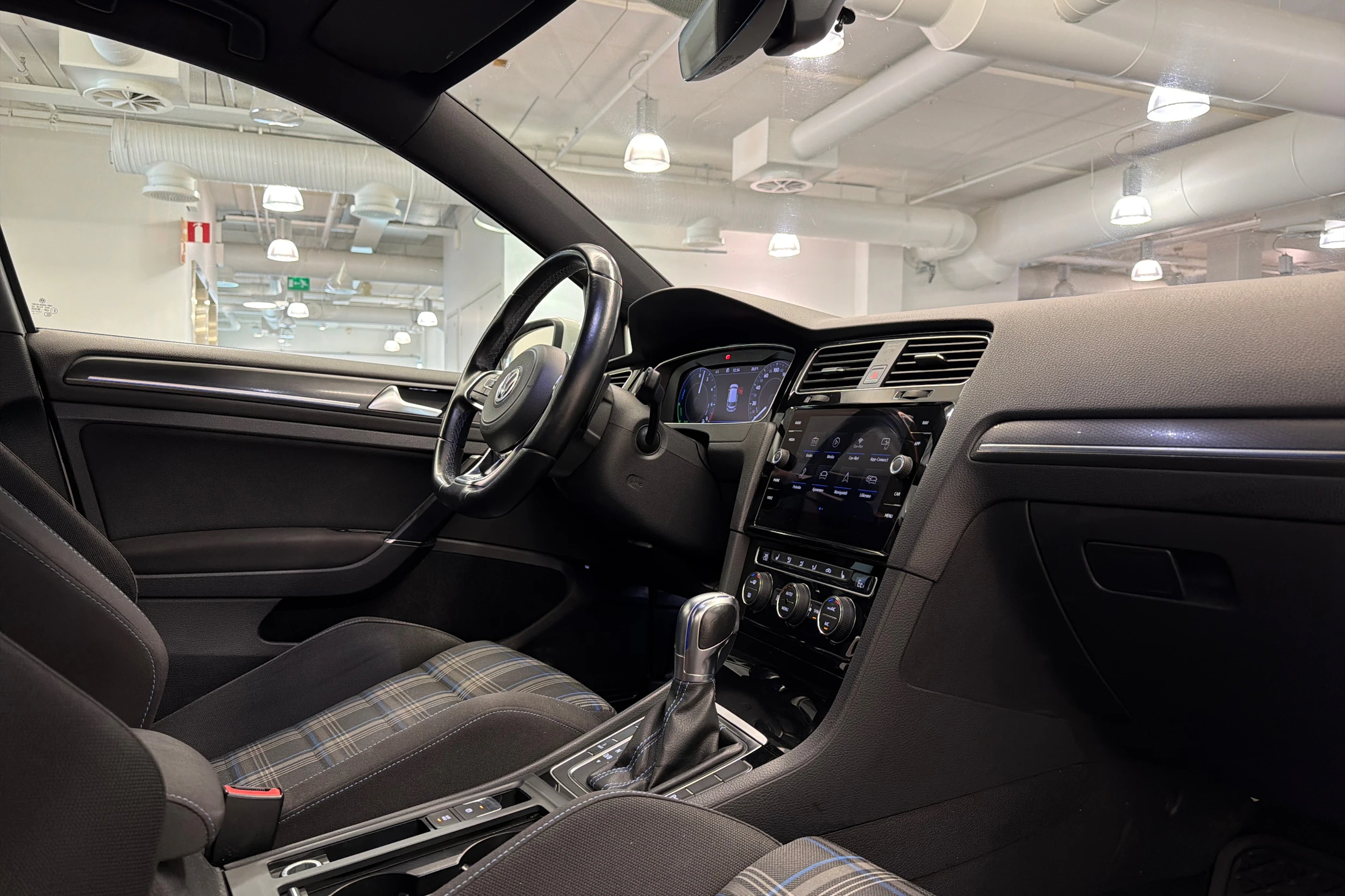 valkoinen Volkswagen Golf 2018 kuva 13.