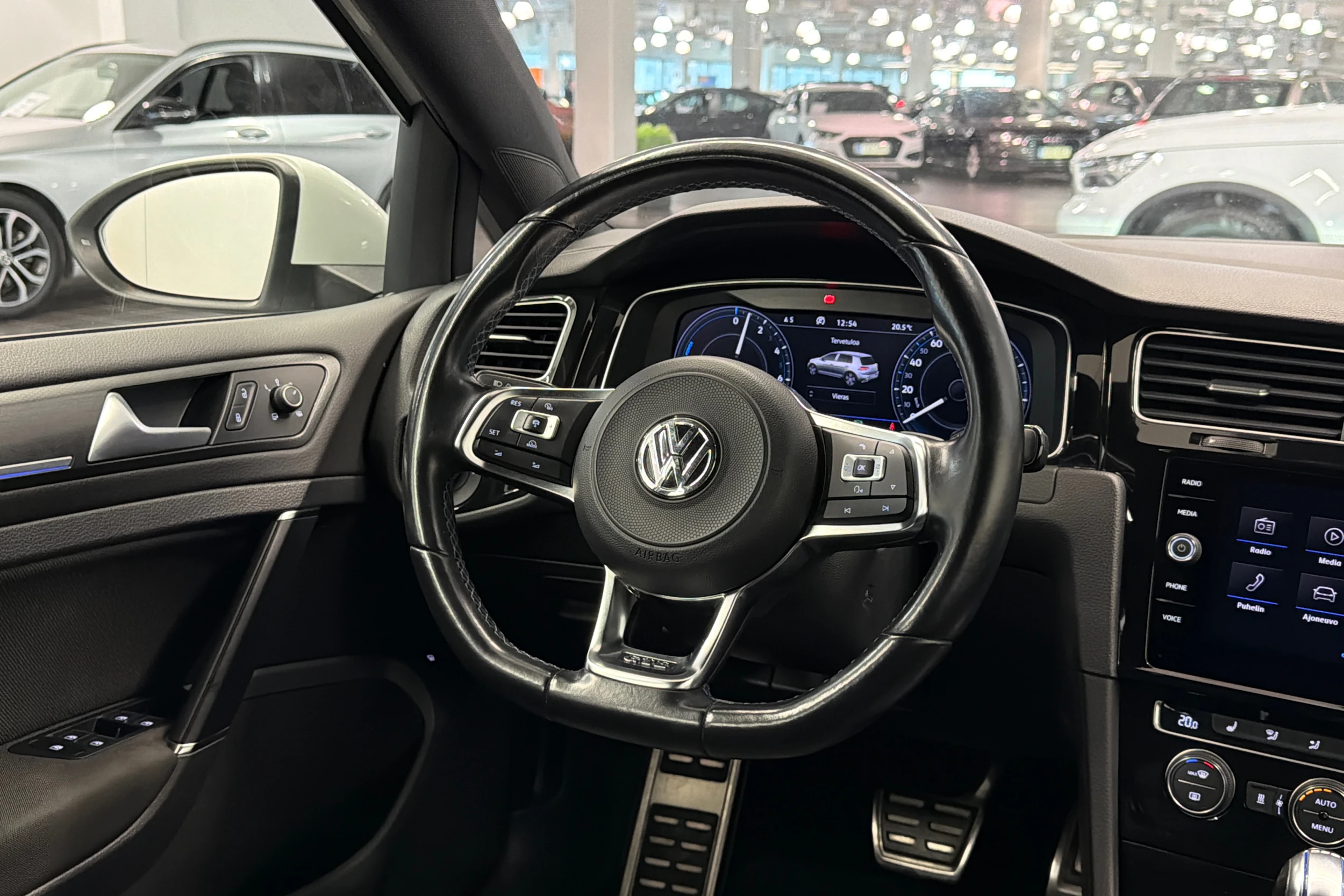 valkoinen Volkswagen Golf 2018 kuva 14.