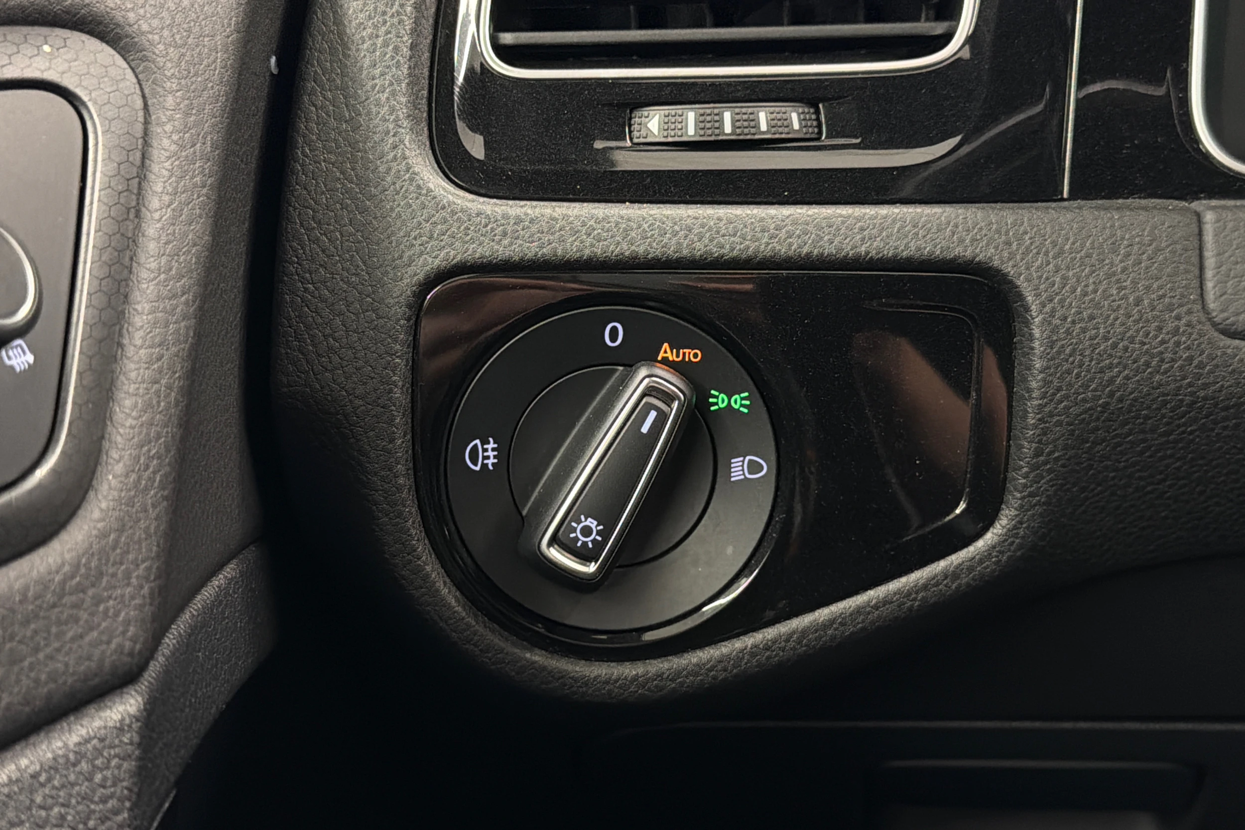 valkoinen Volkswagen Golf 2018 kuva 18.