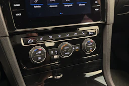 valkoinen Volkswagen Golf 2018 kuva 21.