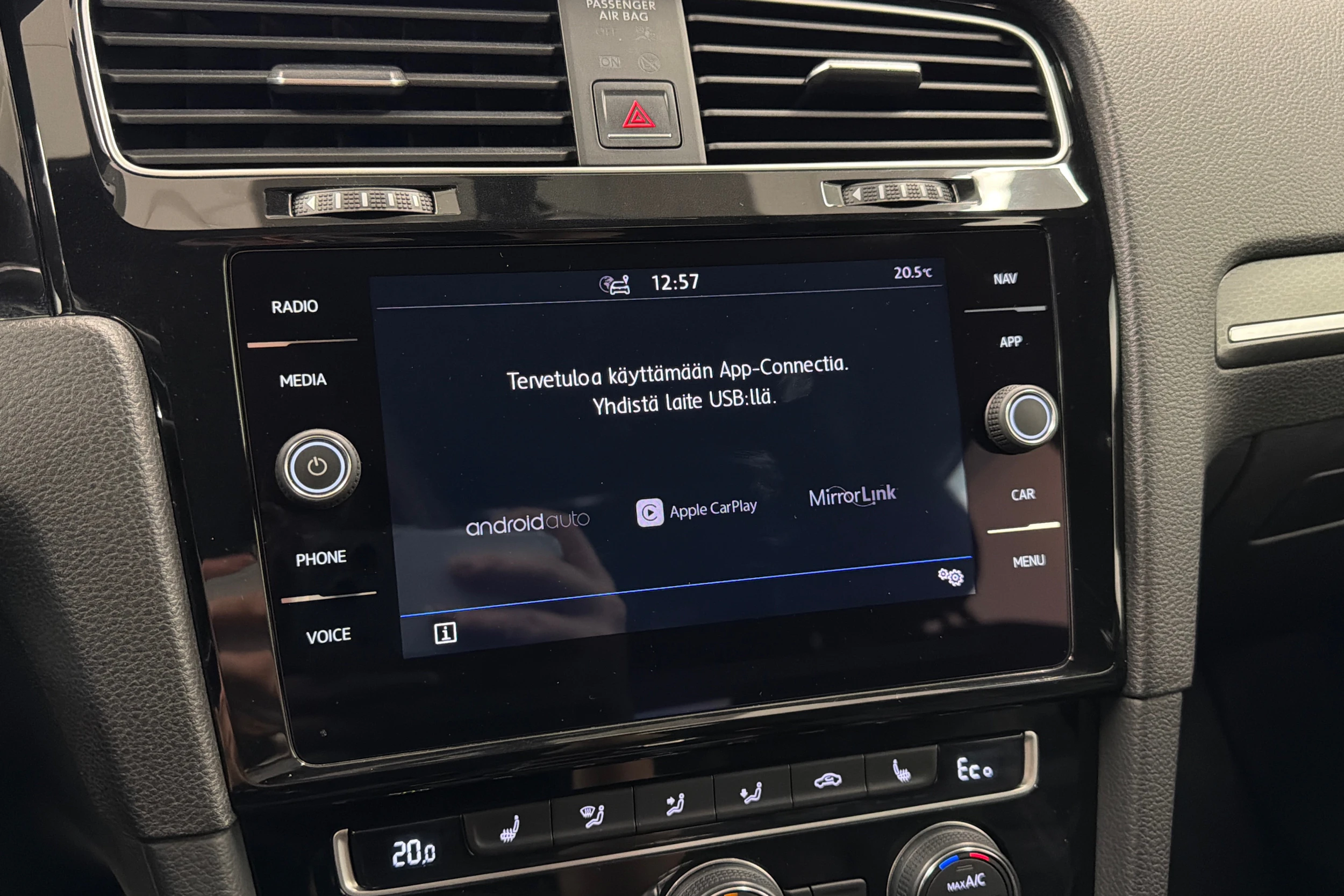 valkoinen Volkswagen Golf 2018 kuva 24.
