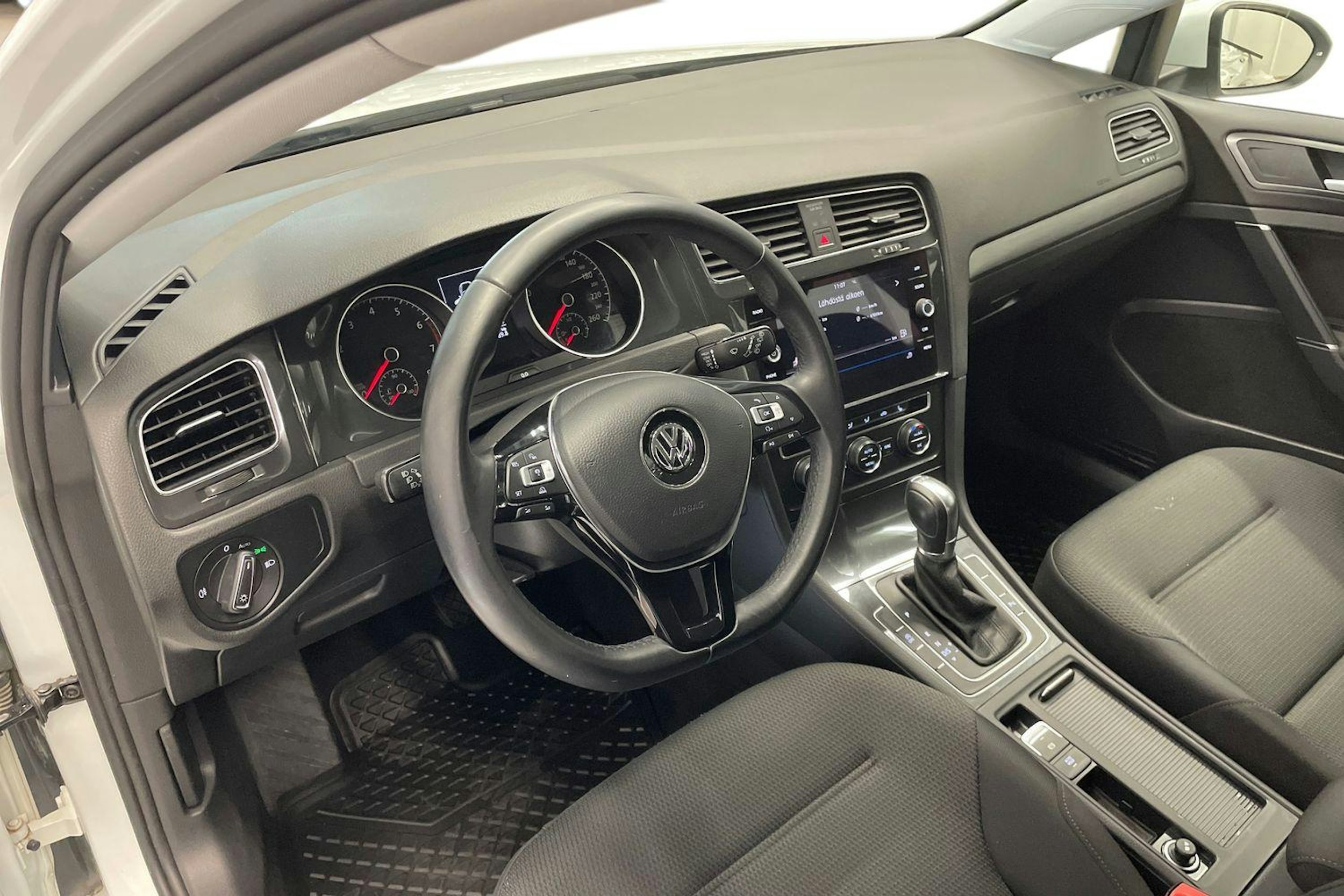 valkoinen Volkswagen Golf 2018 kuva 7.