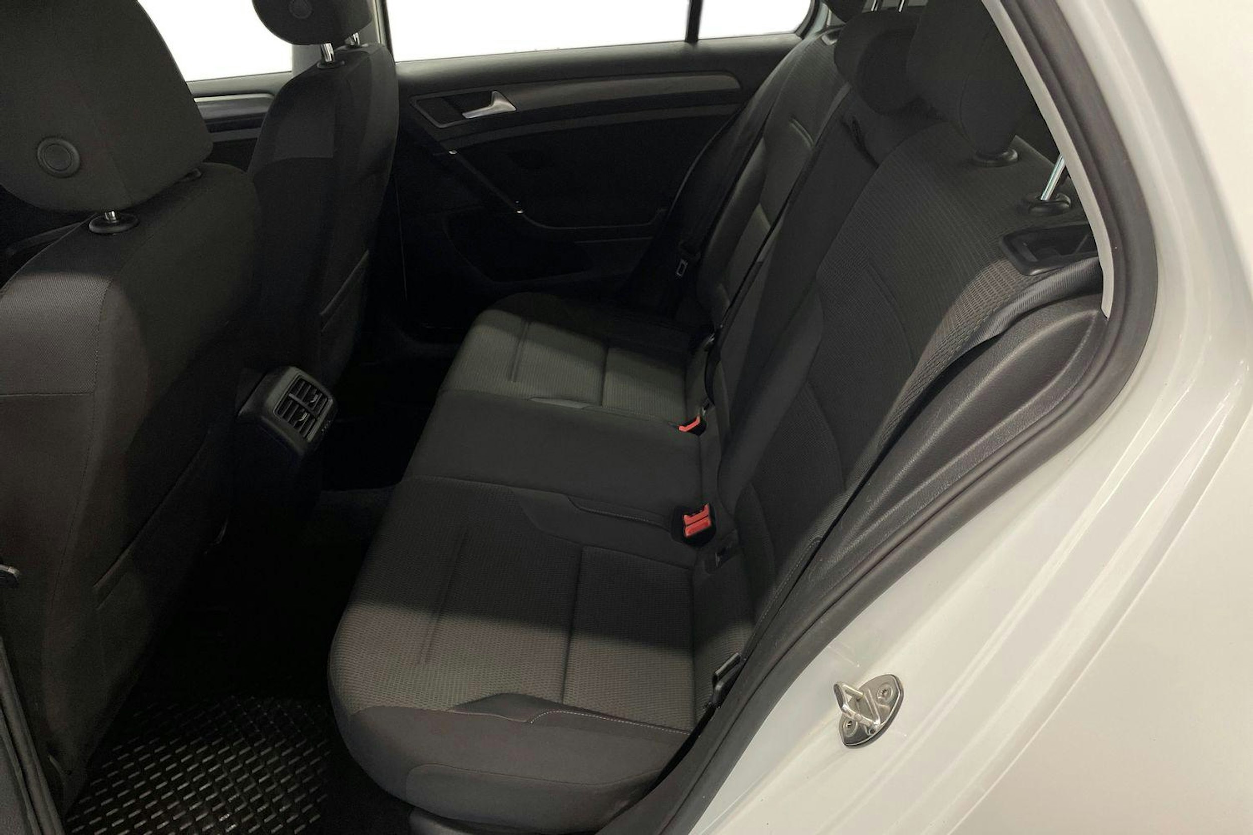 valkoinen Volkswagen Golf 2018 kuva 10.