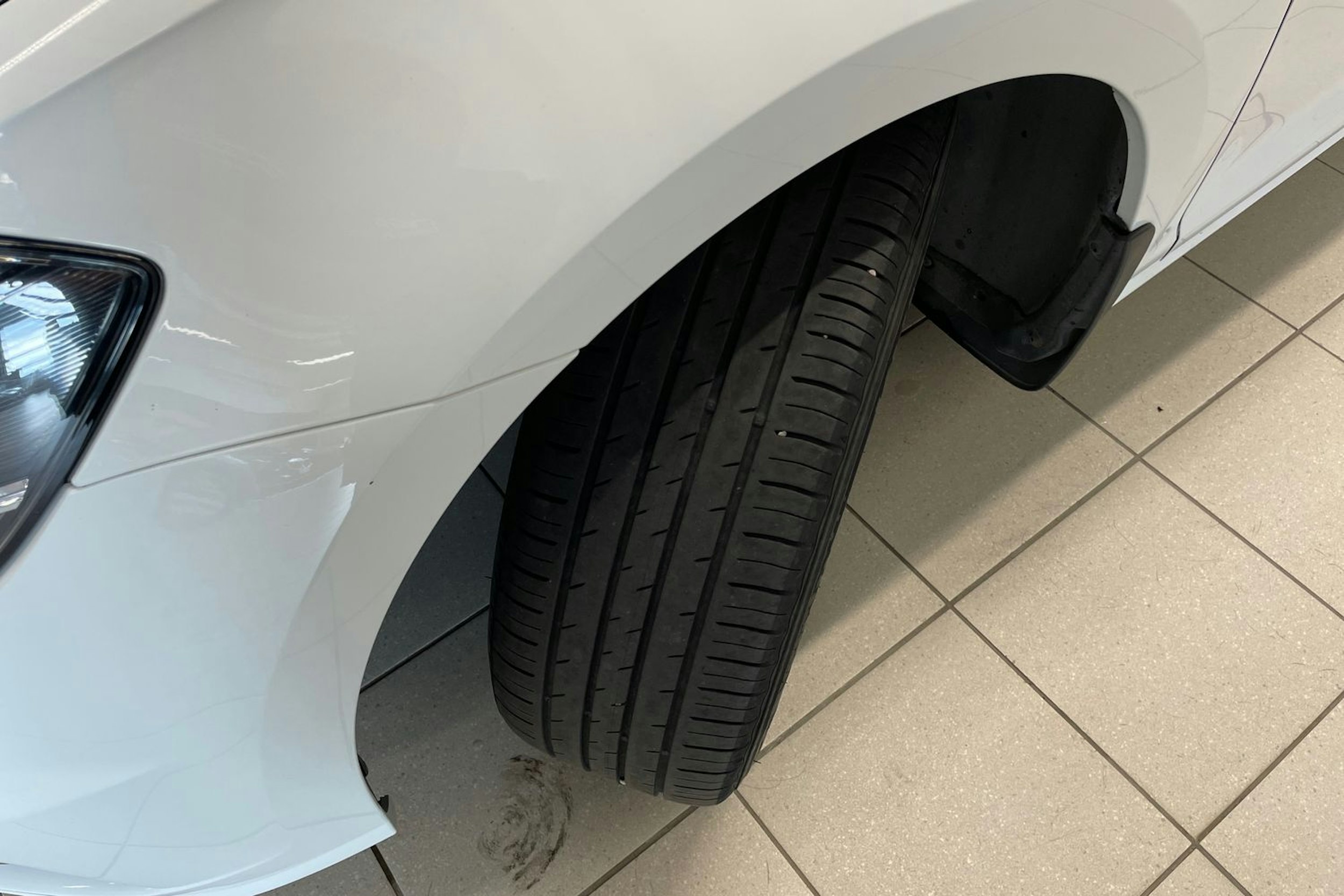 valkoinen Volkswagen Golf 2018 kuva 13.