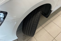 valkoinen Volkswagen Golf 2018 kuva 13.