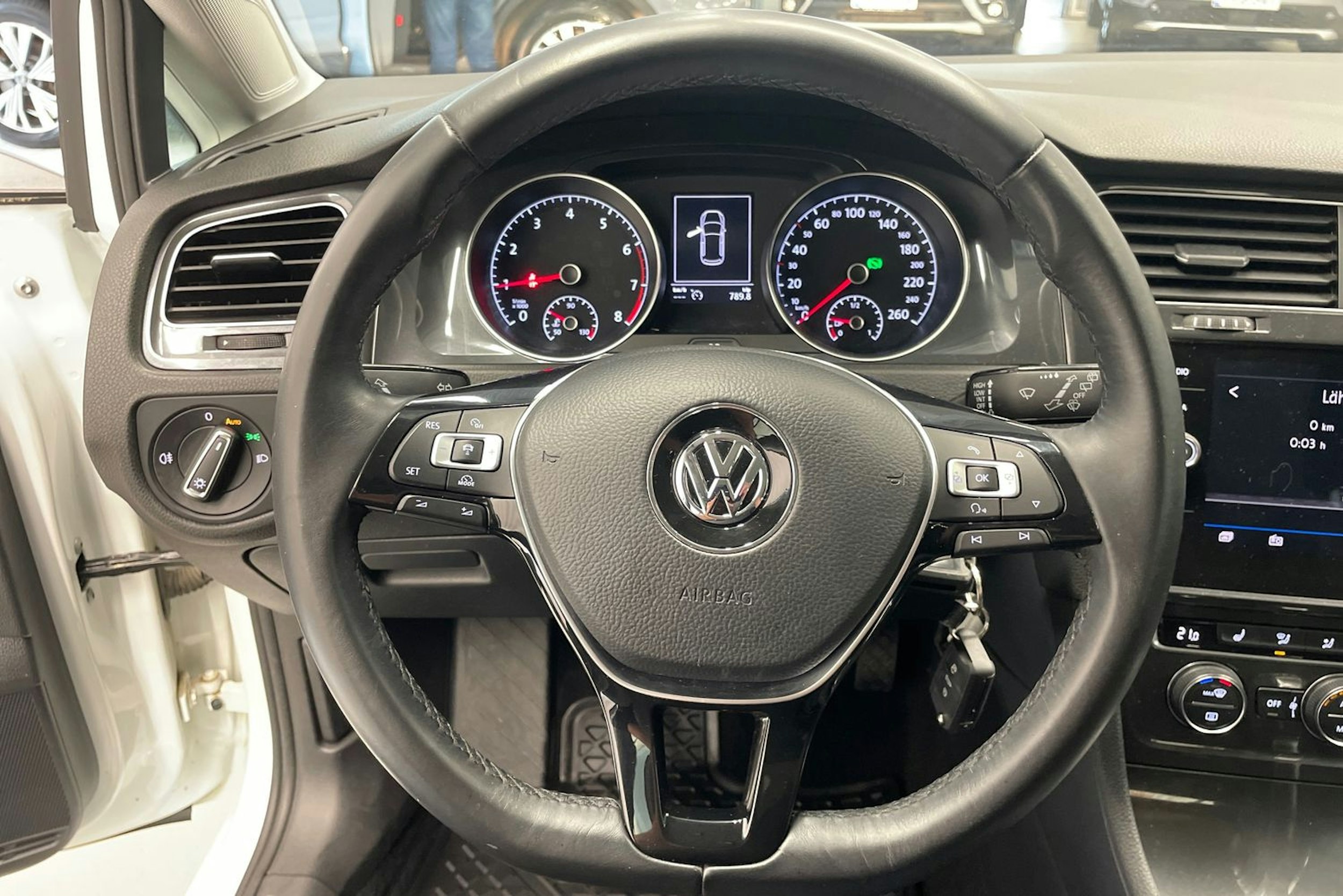 valkoinen Volkswagen Golf 2018 kuva 14.