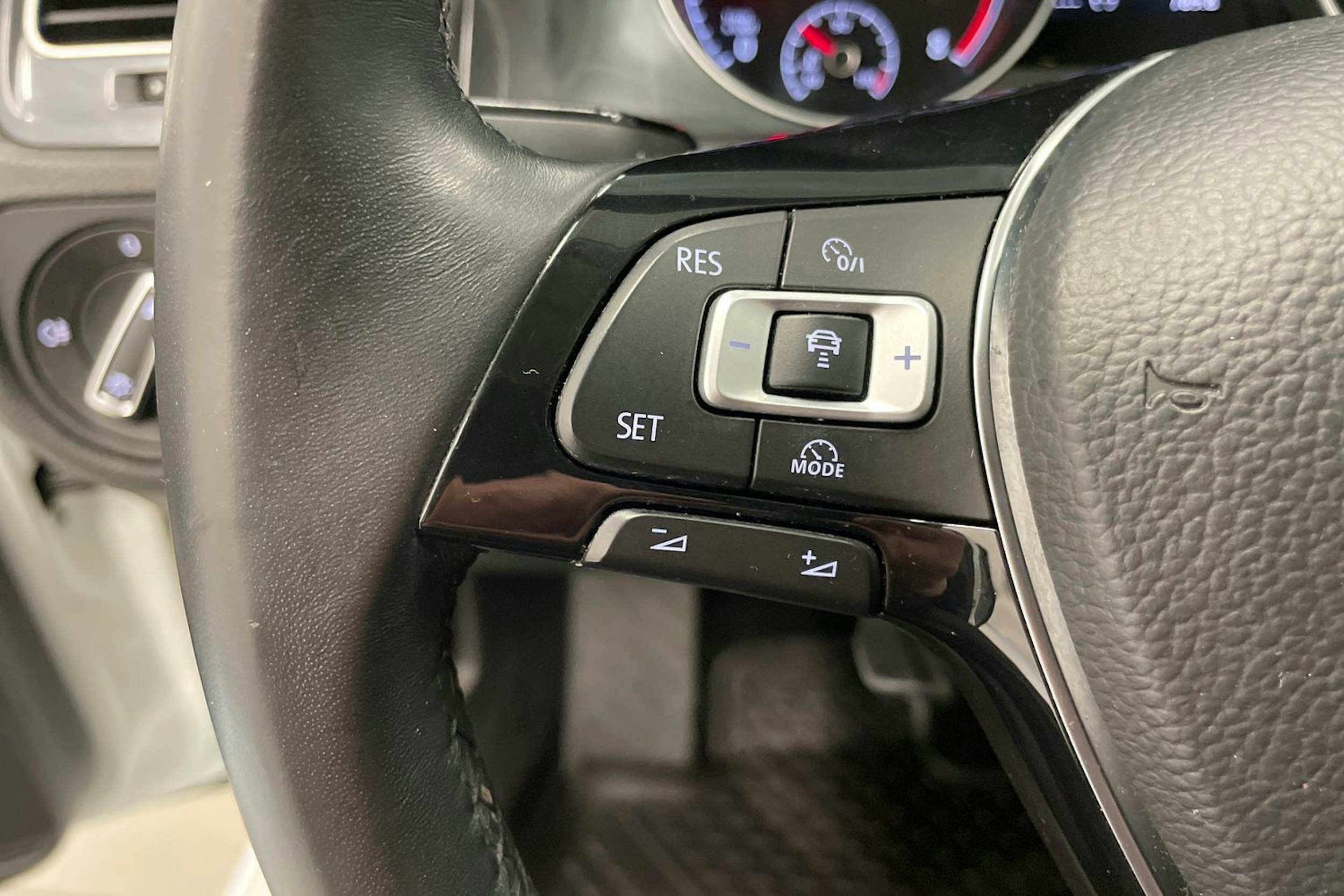 valkoinen Volkswagen Golf 2018 kuva 16.