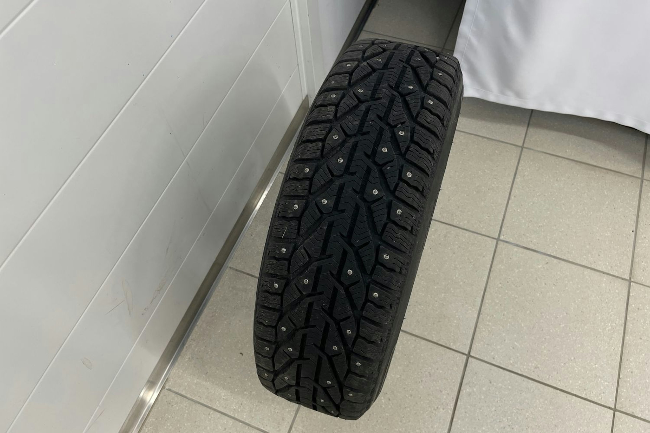 valkoinen Volkswagen Golf 2018 kuva 22.