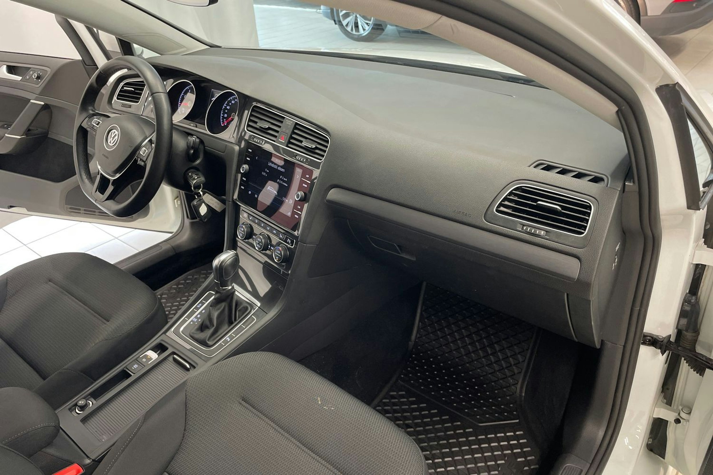 valkoinen Volkswagen Golf 2018 kuva 24.