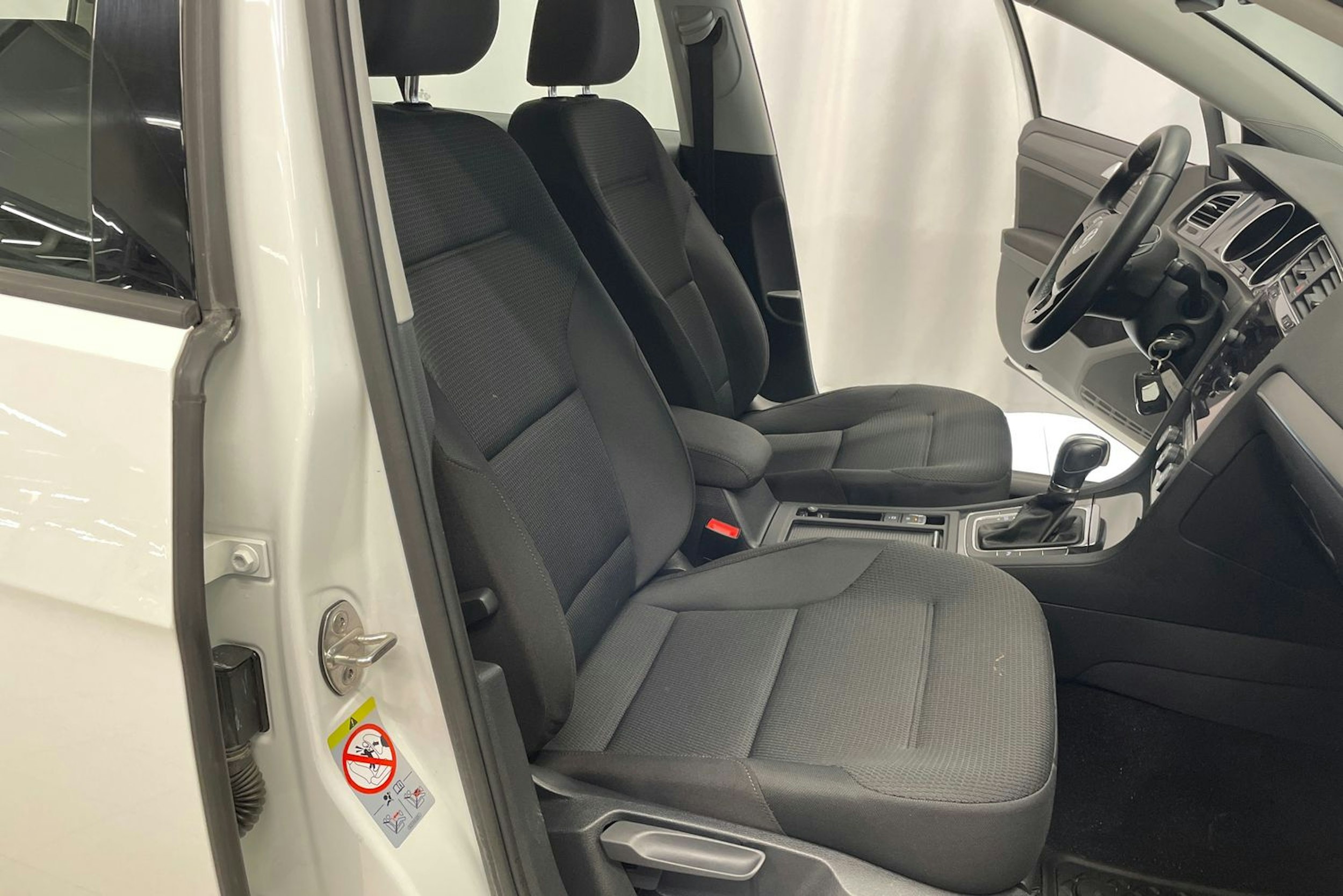 valkoinen Volkswagen Golf 2018 kuva 25.