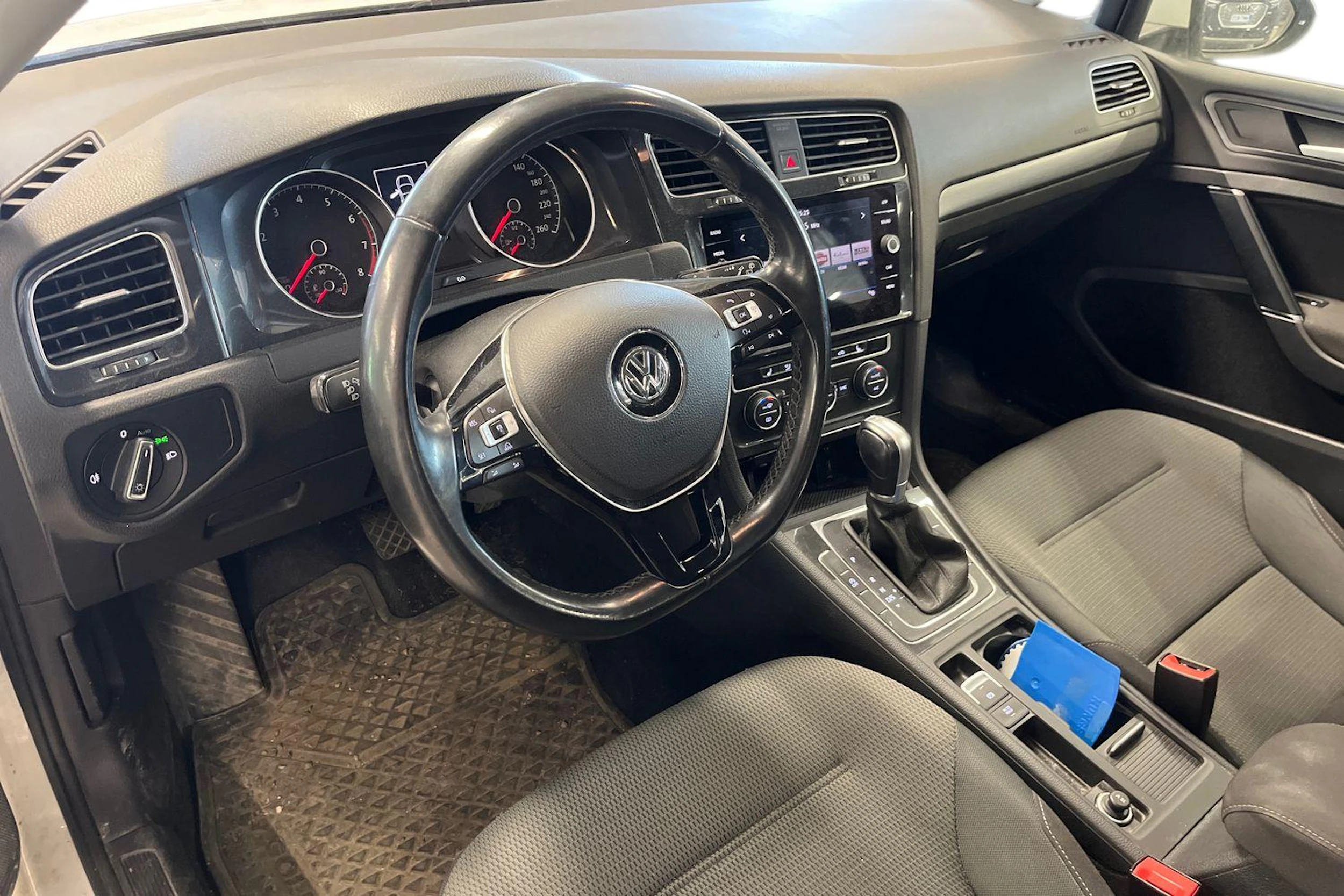 valkoinen Volkswagen Golf 2018 kuva 3.