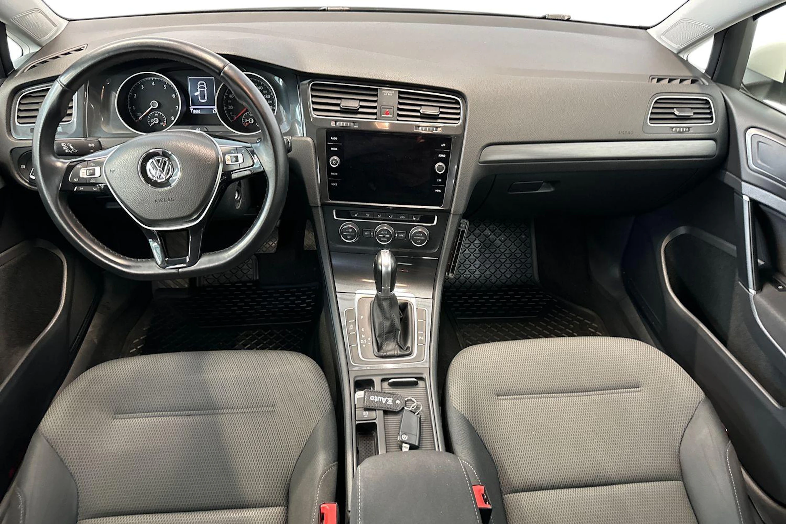 valkoinen Volkswagen Golf 2018 kuva 7.