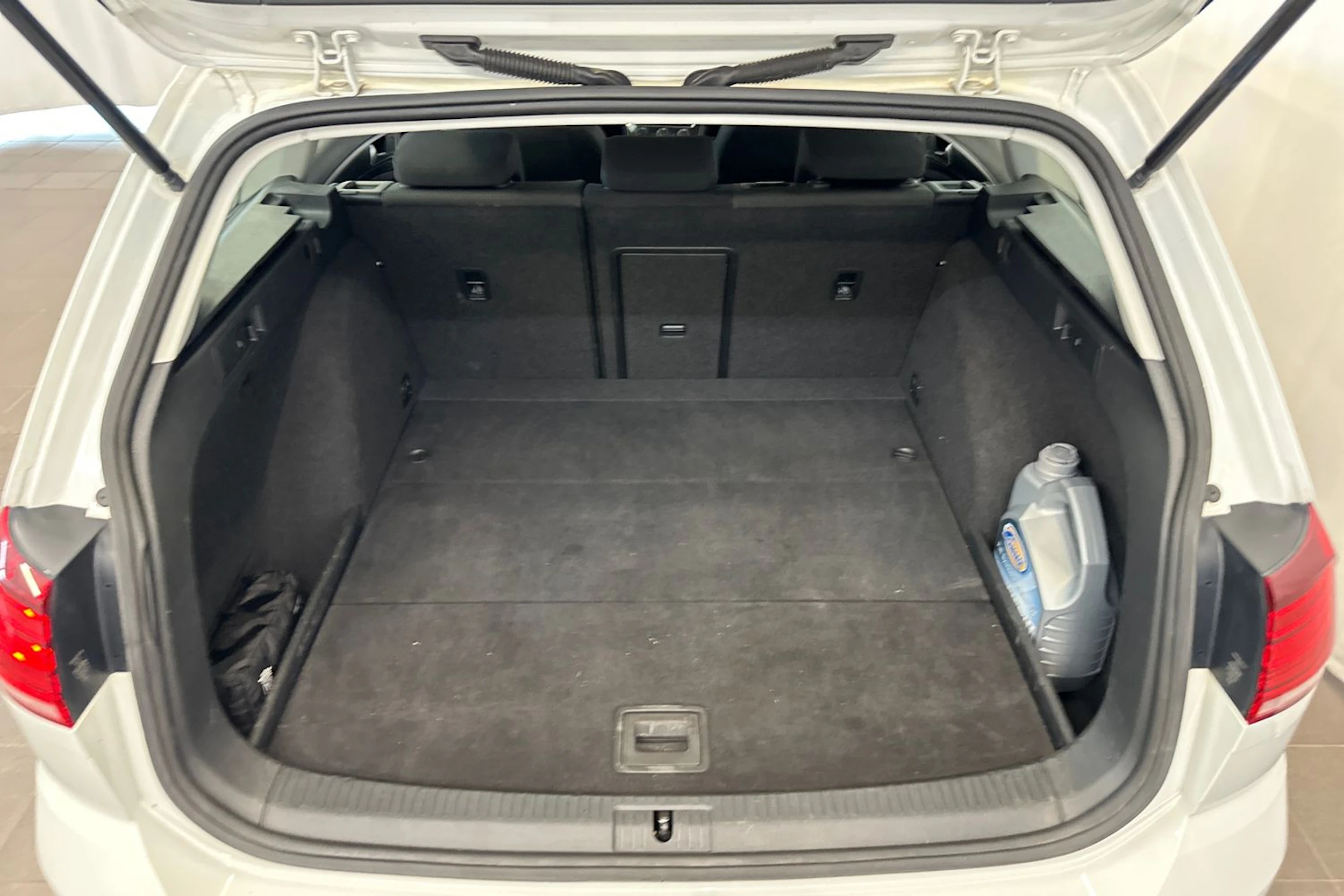 valkoinen Volkswagen Golf 2018 kuva 11.