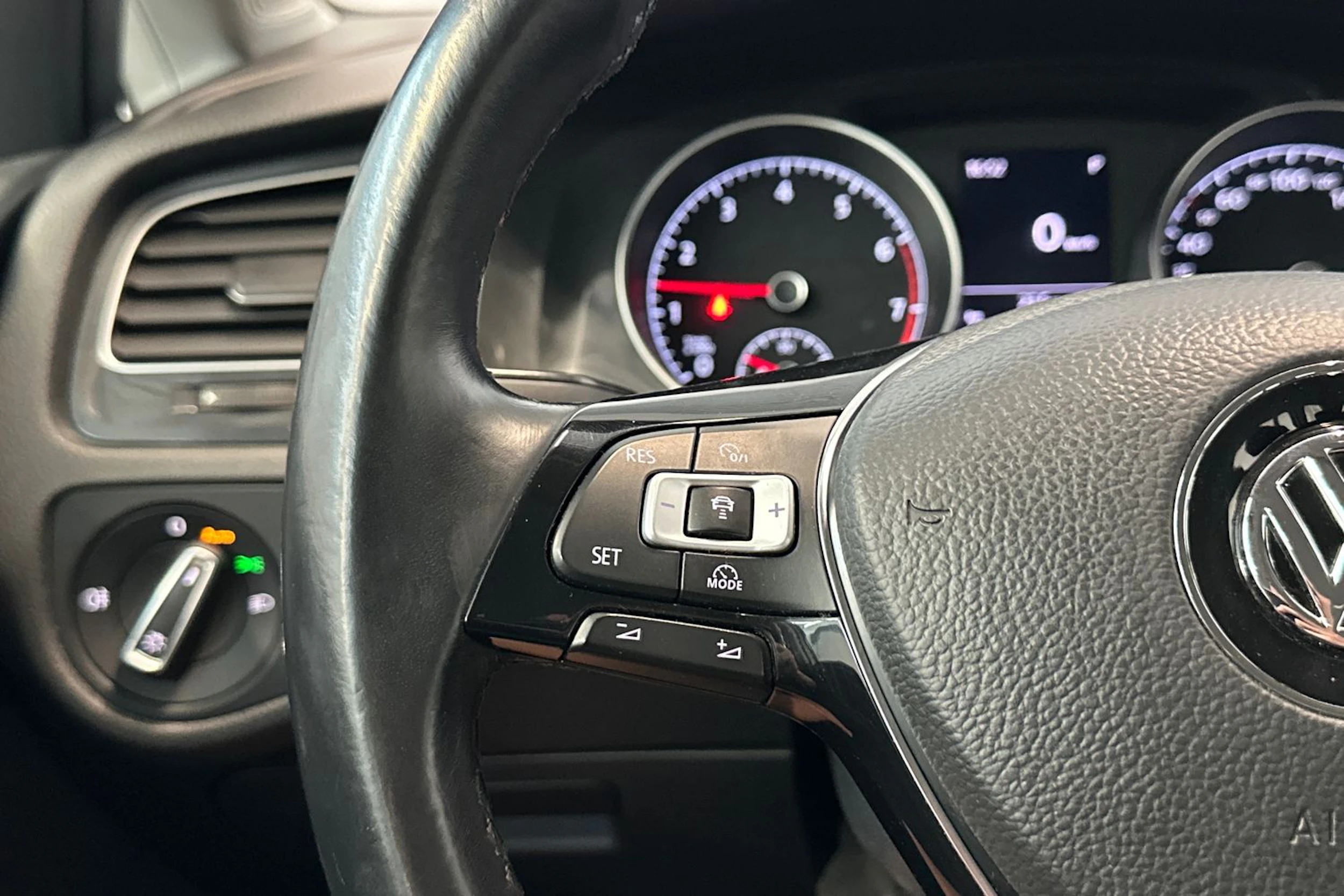 valkoinen Volkswagen Golf 2018 kuva 12.