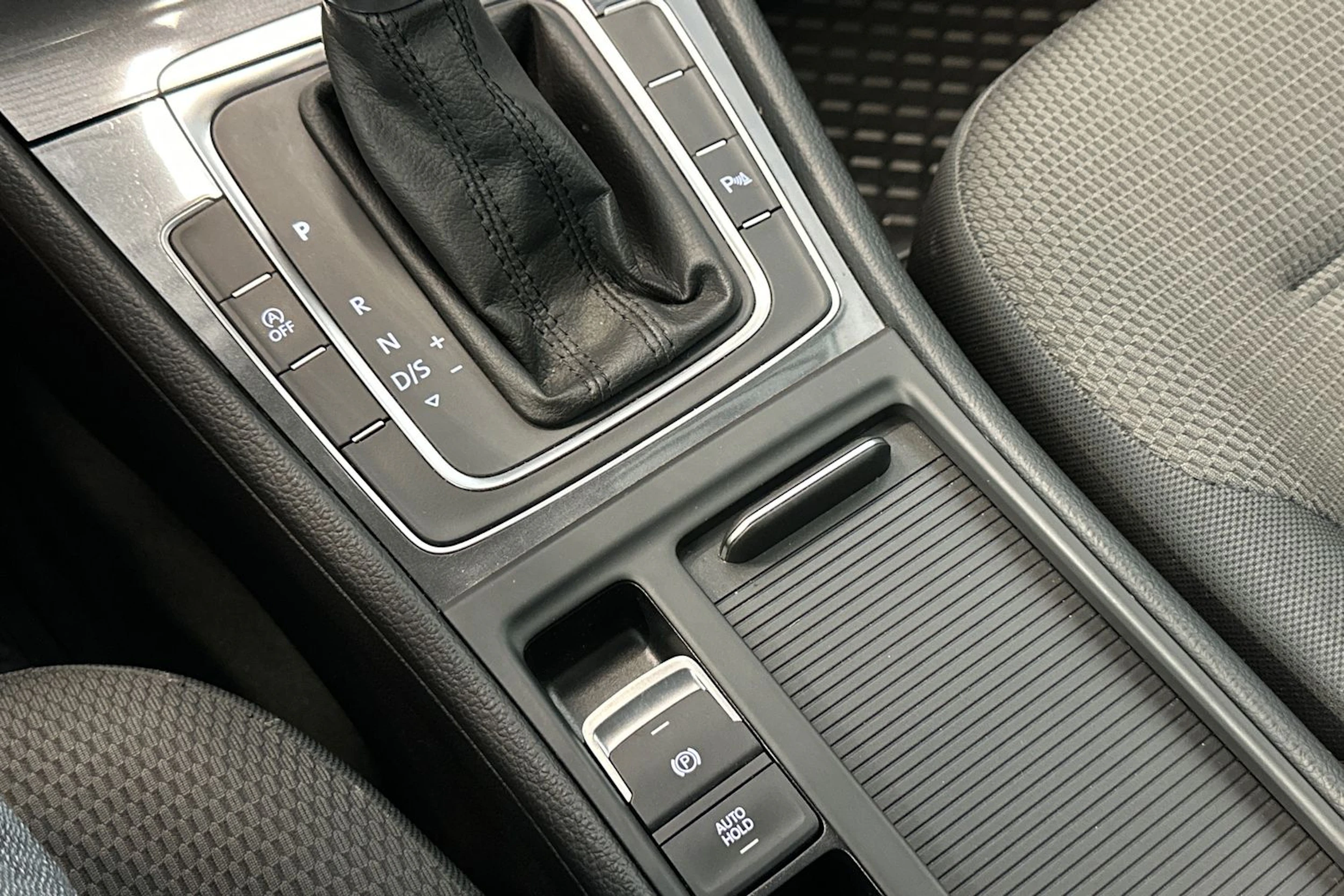 valkoinen Volkswagen Golf 2018 kuva 18.