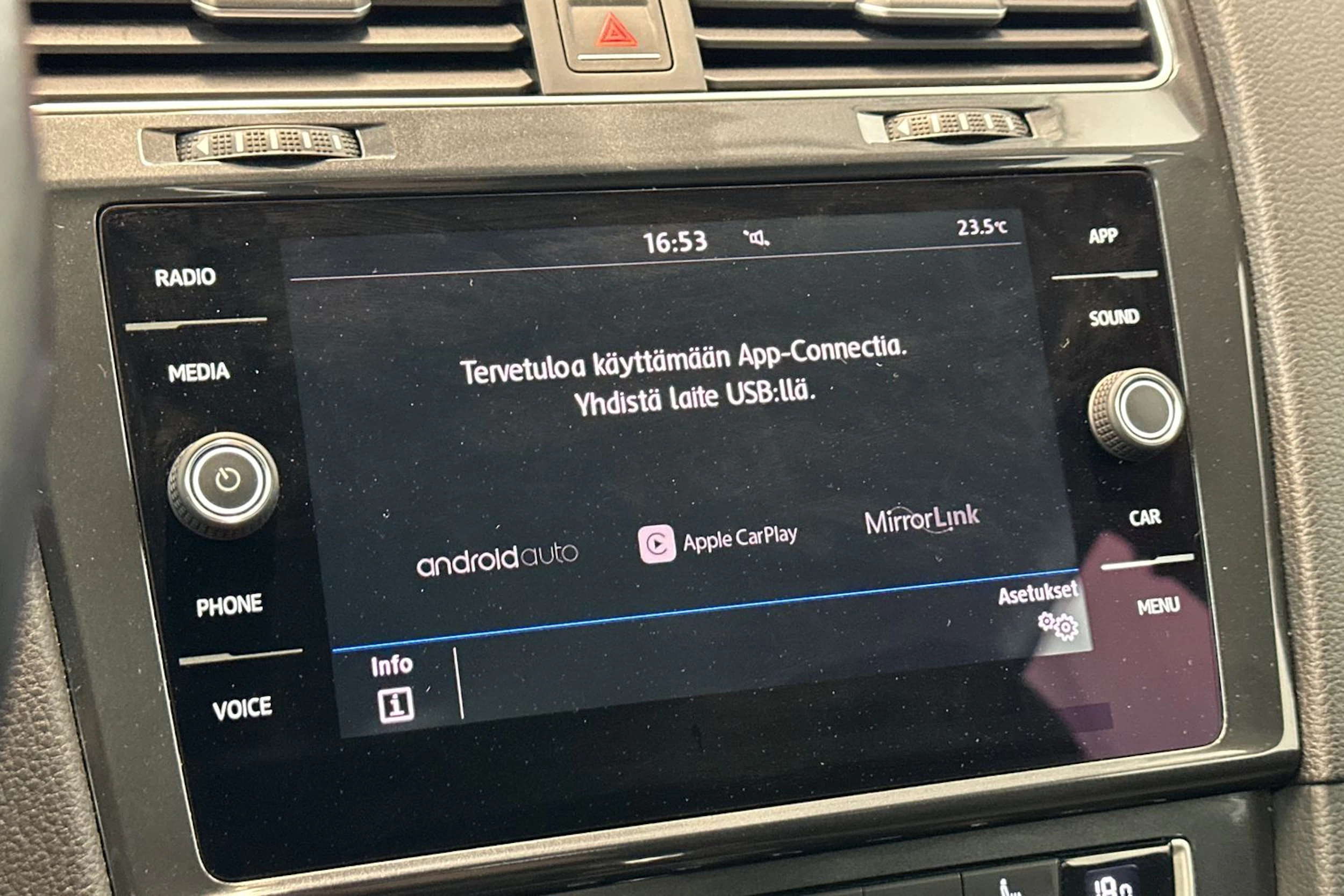 valkoinen Volkswagen Golf 2018 kuva 19.