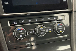valkoinen Volkswagen Golf 2018 kuva 21.