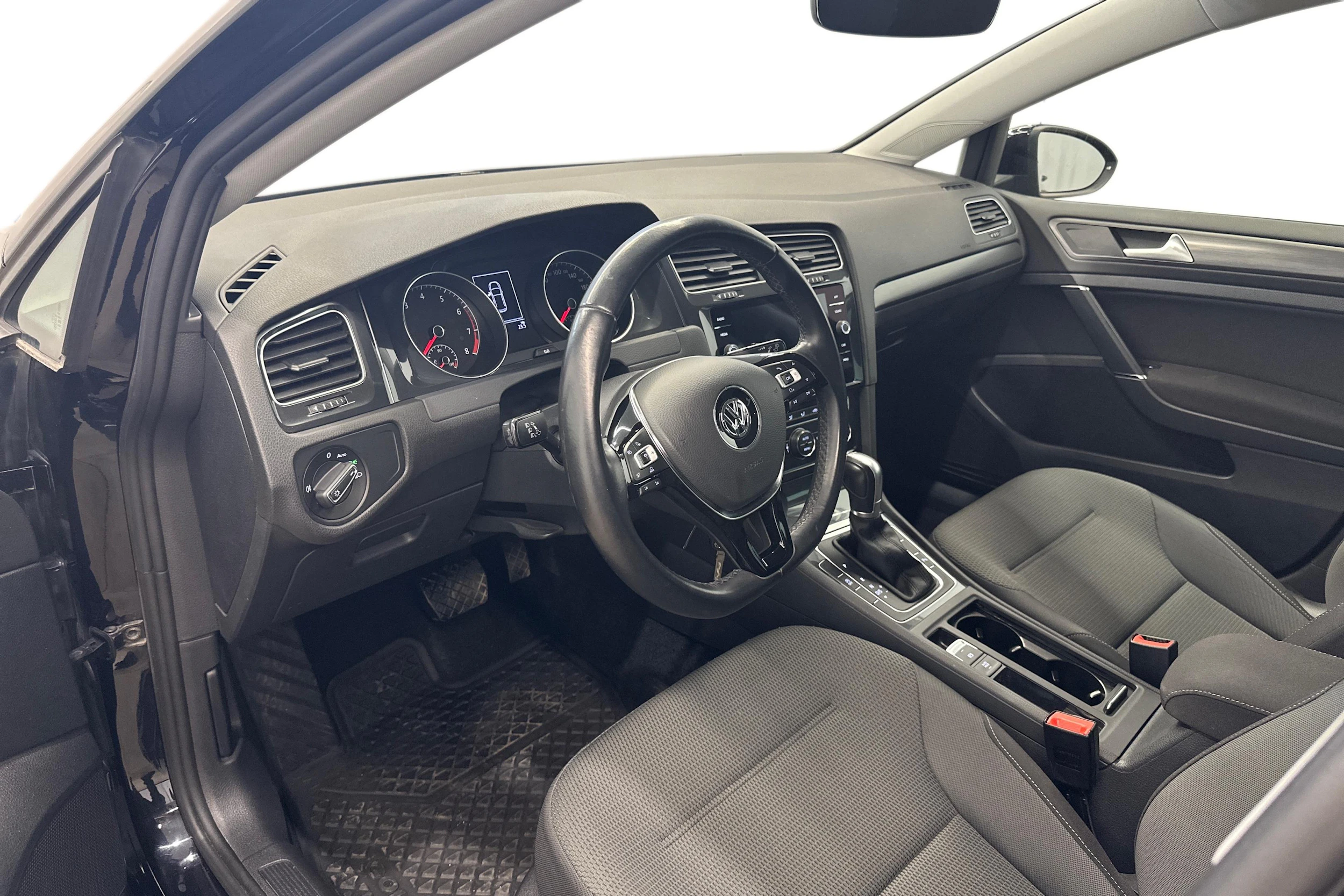 musta Volkswagen Golf 2018 kuva 8.