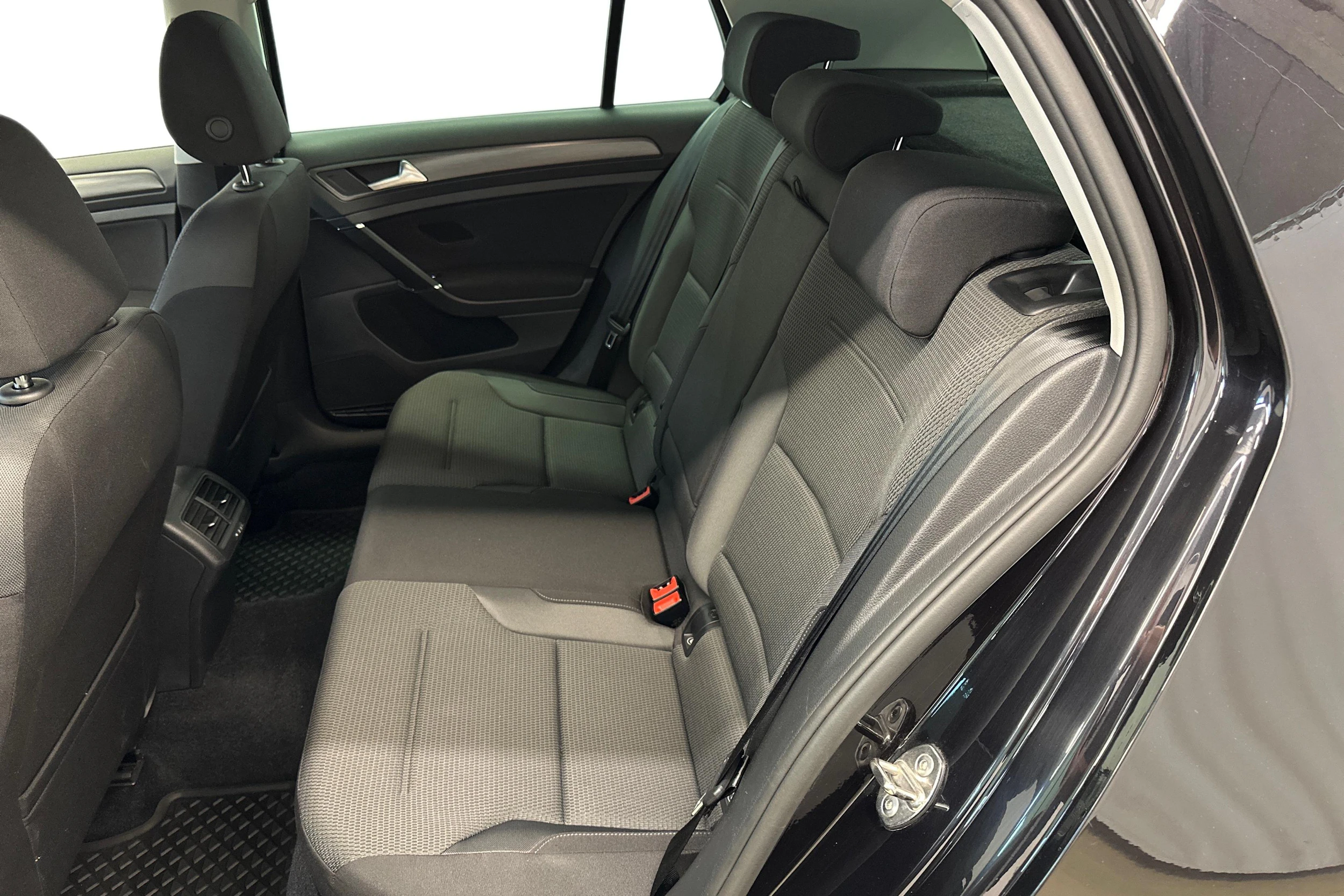 musta Volkswagen Golf 2018 kuva 11.