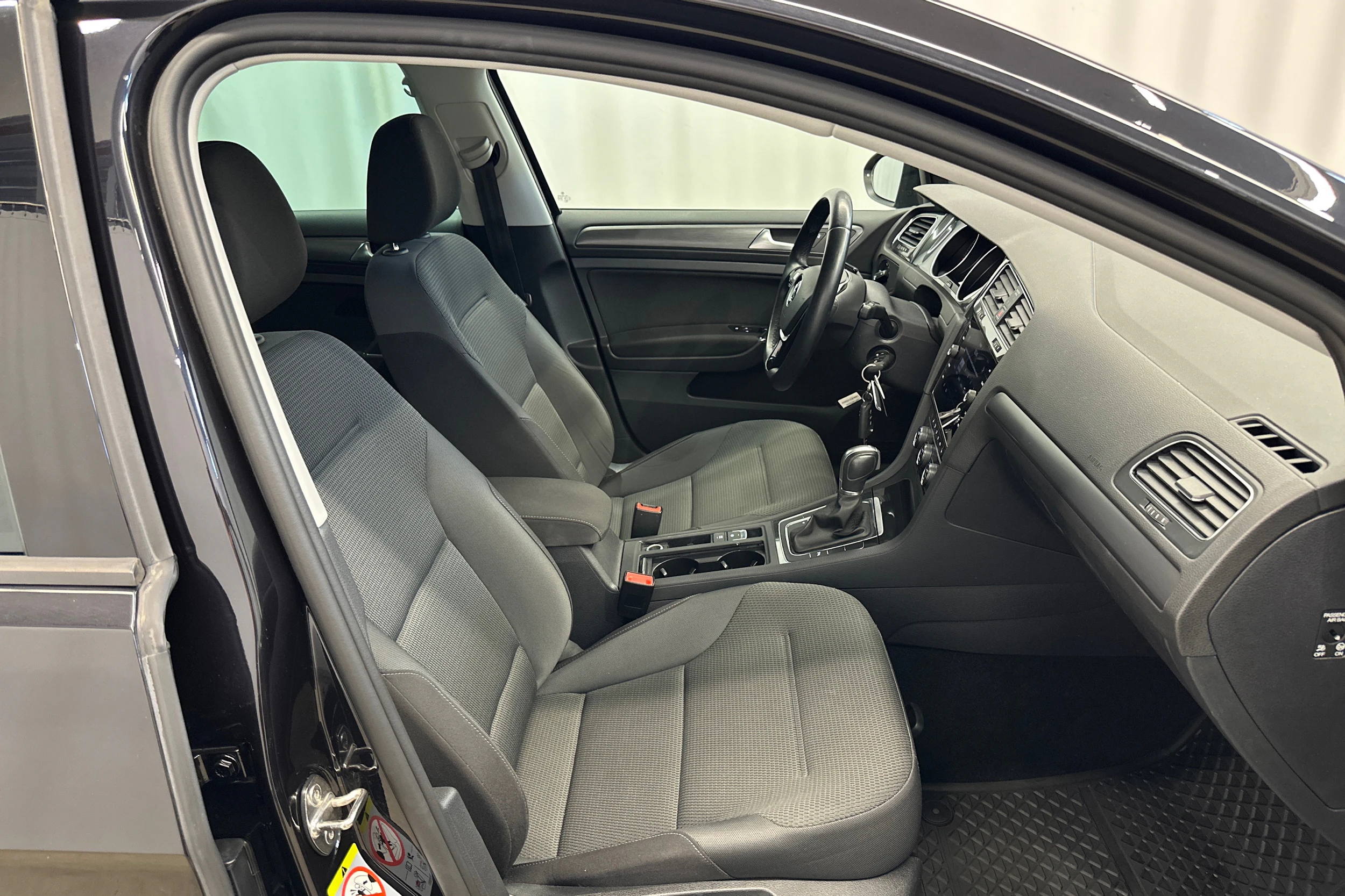 musta Volkswagen Golf 2018 kuva 13.