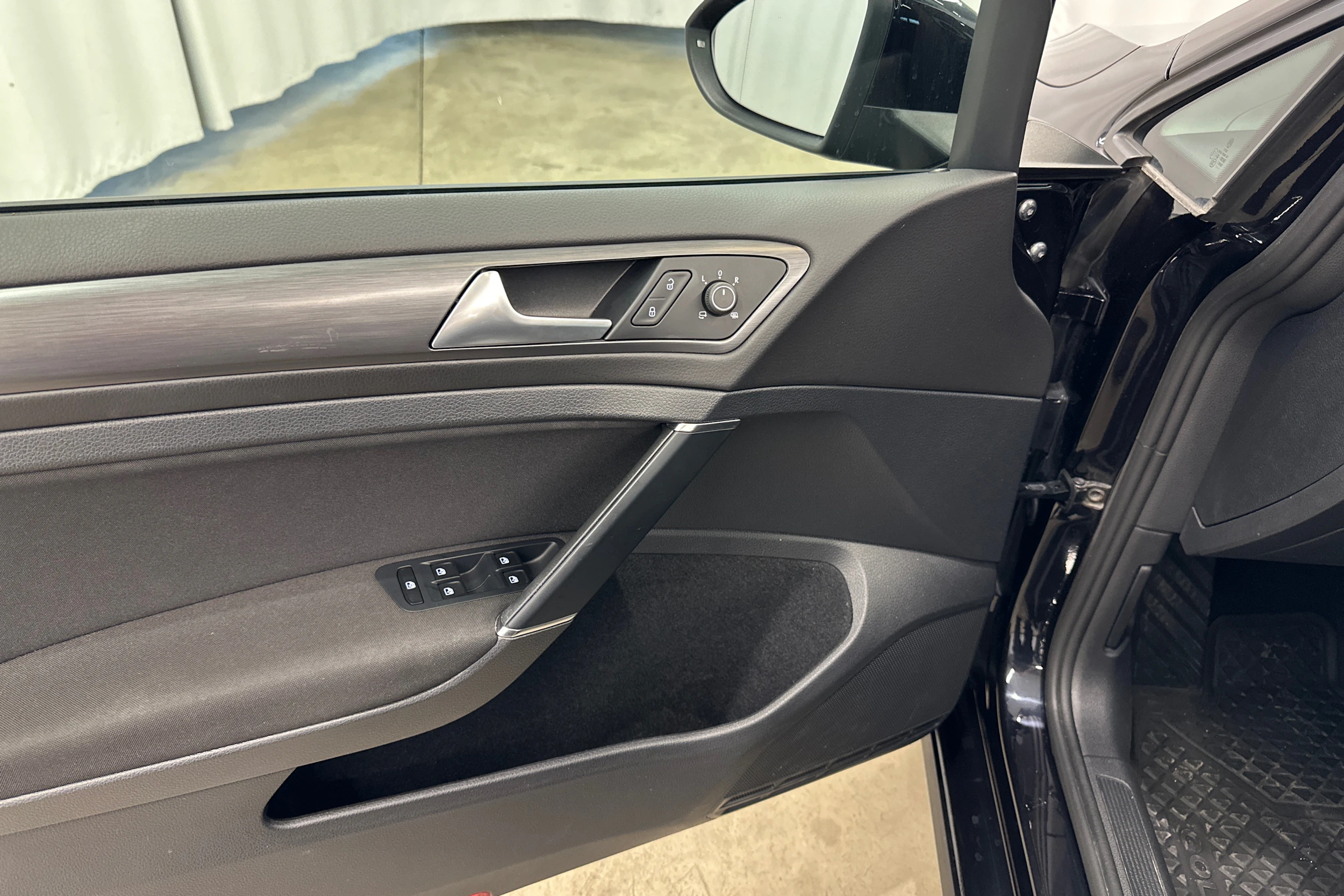 musta Volkswagen Golf 2018 kuva 15.