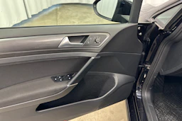 musta Volkswagen Golf 2018 kuva 15.