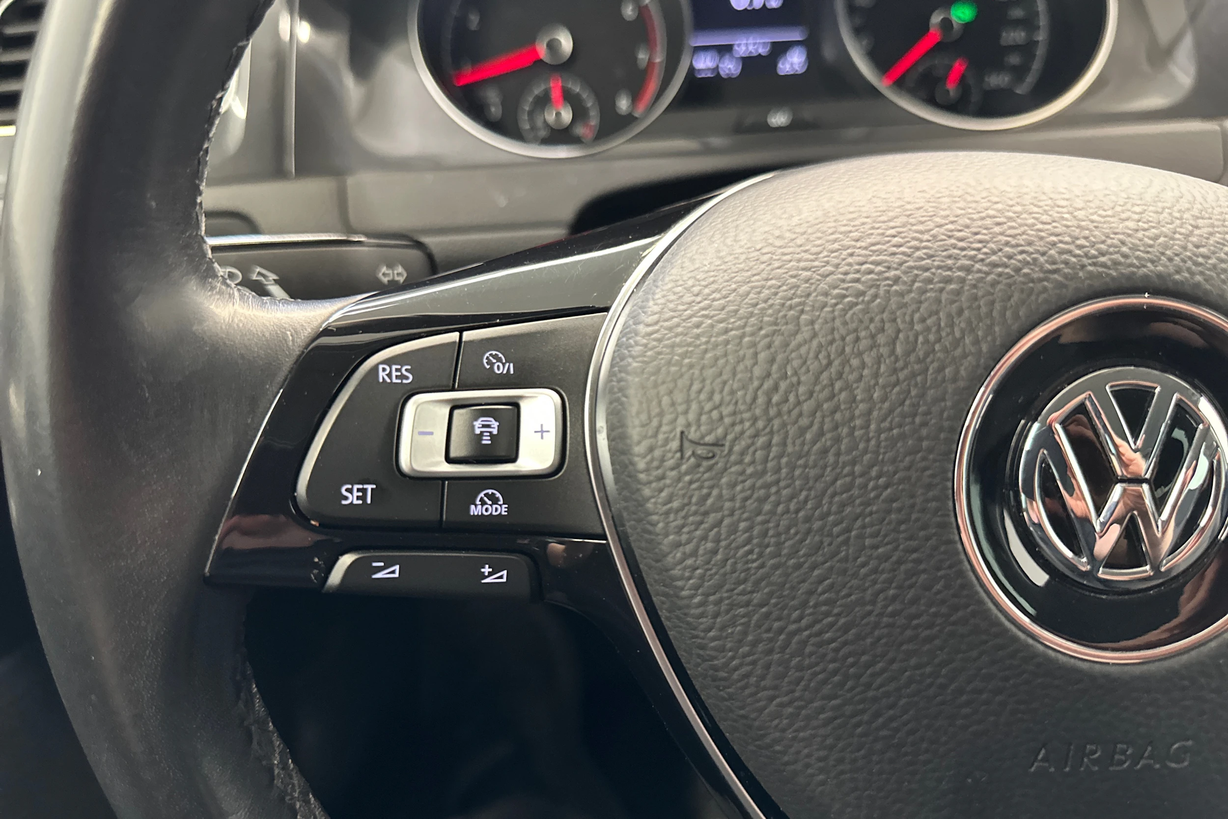 musta Volkswagen Golf 2018 kuva 17.