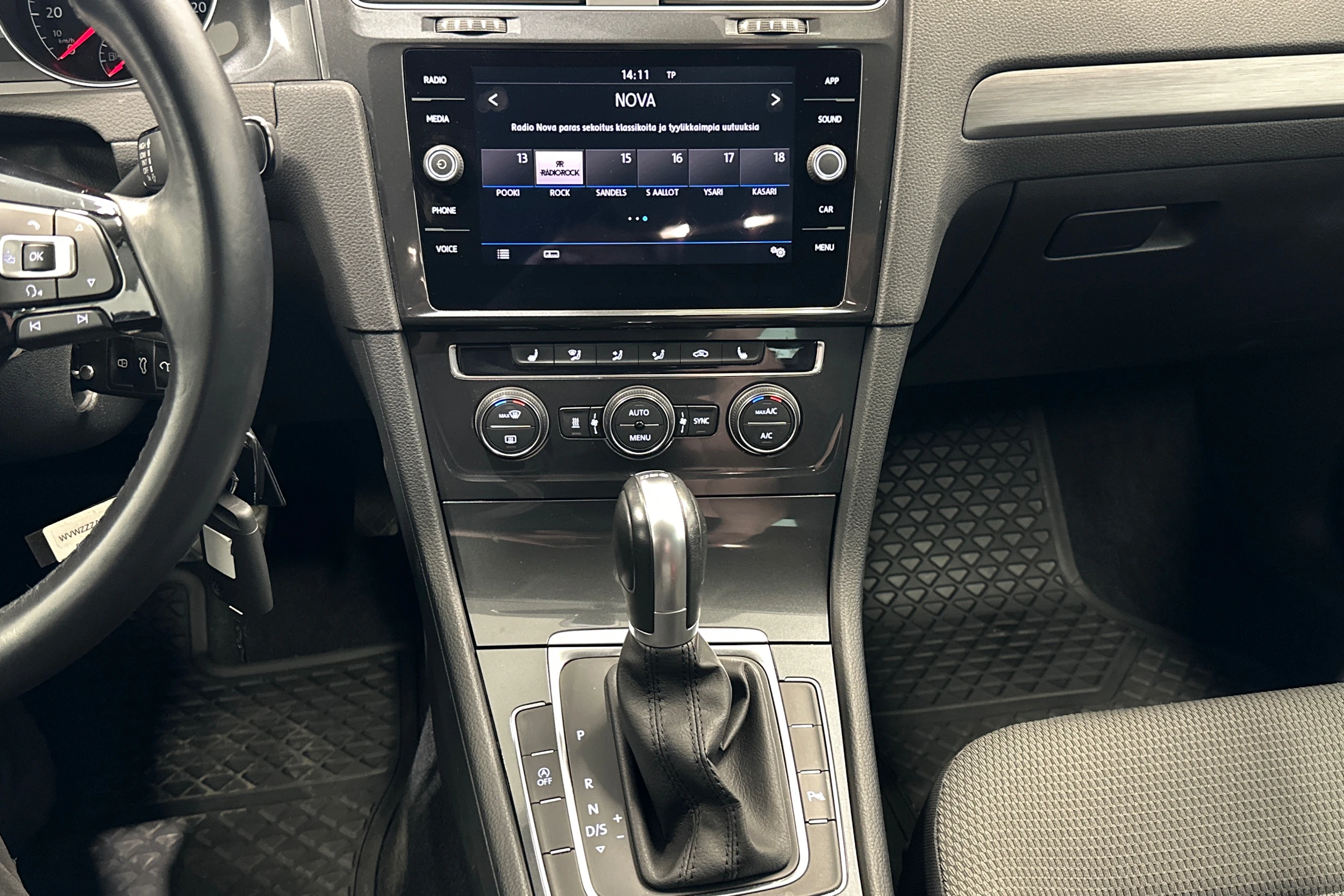 musta Volkswagen Golf 2018 kuva 21.