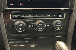 musta Volkswagen Golf 2018 kuva 24.