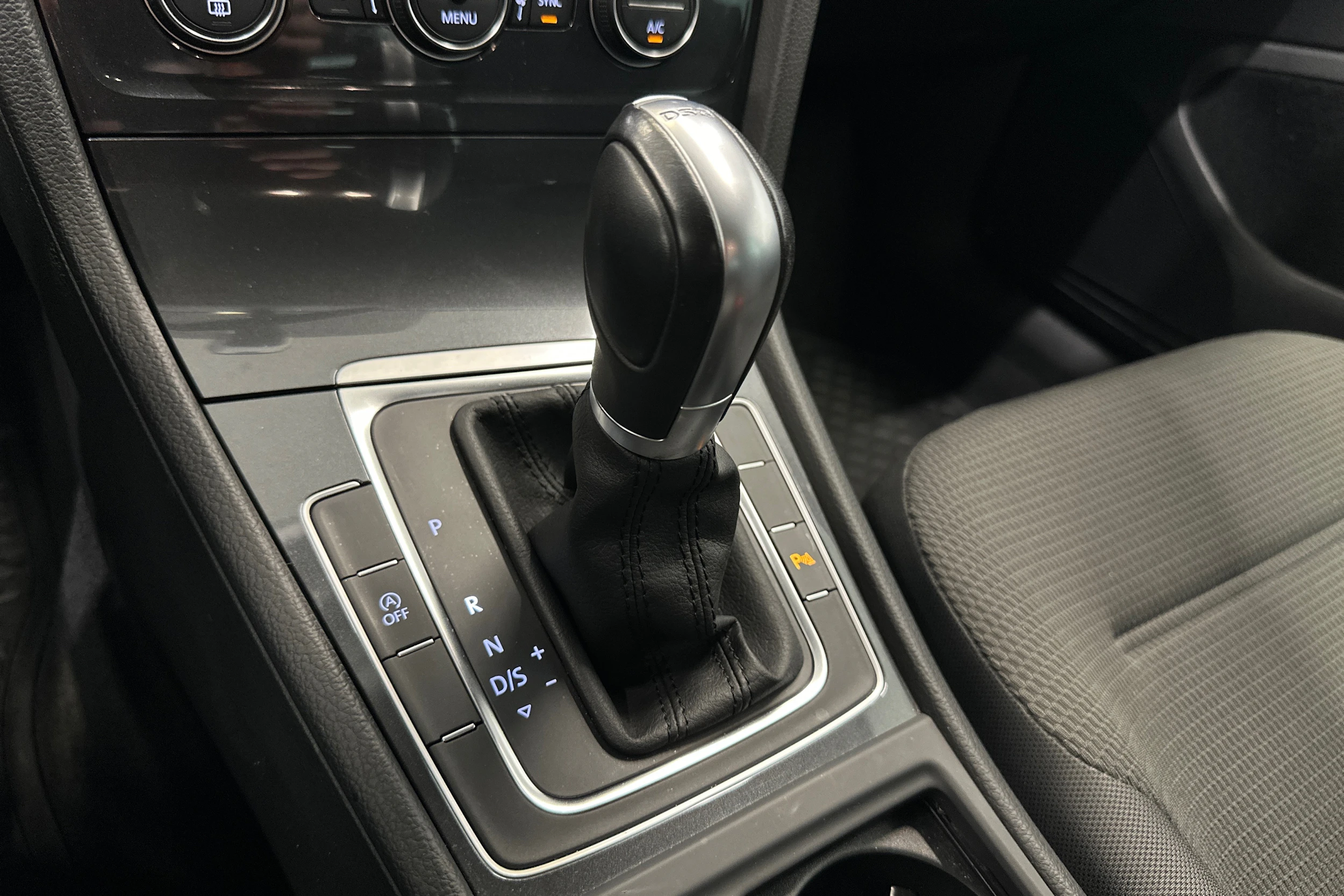 musta Volkswagen Golf 2018 kuva 25.