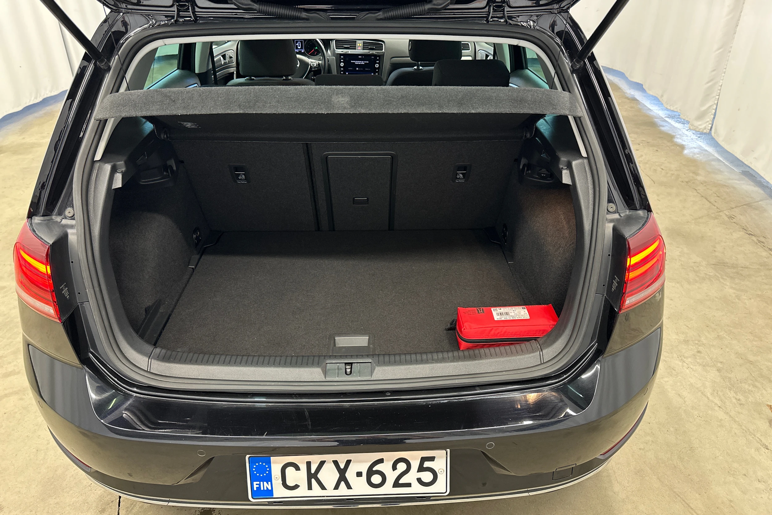 musta Volkswagen Golf 2018 kuva 27.