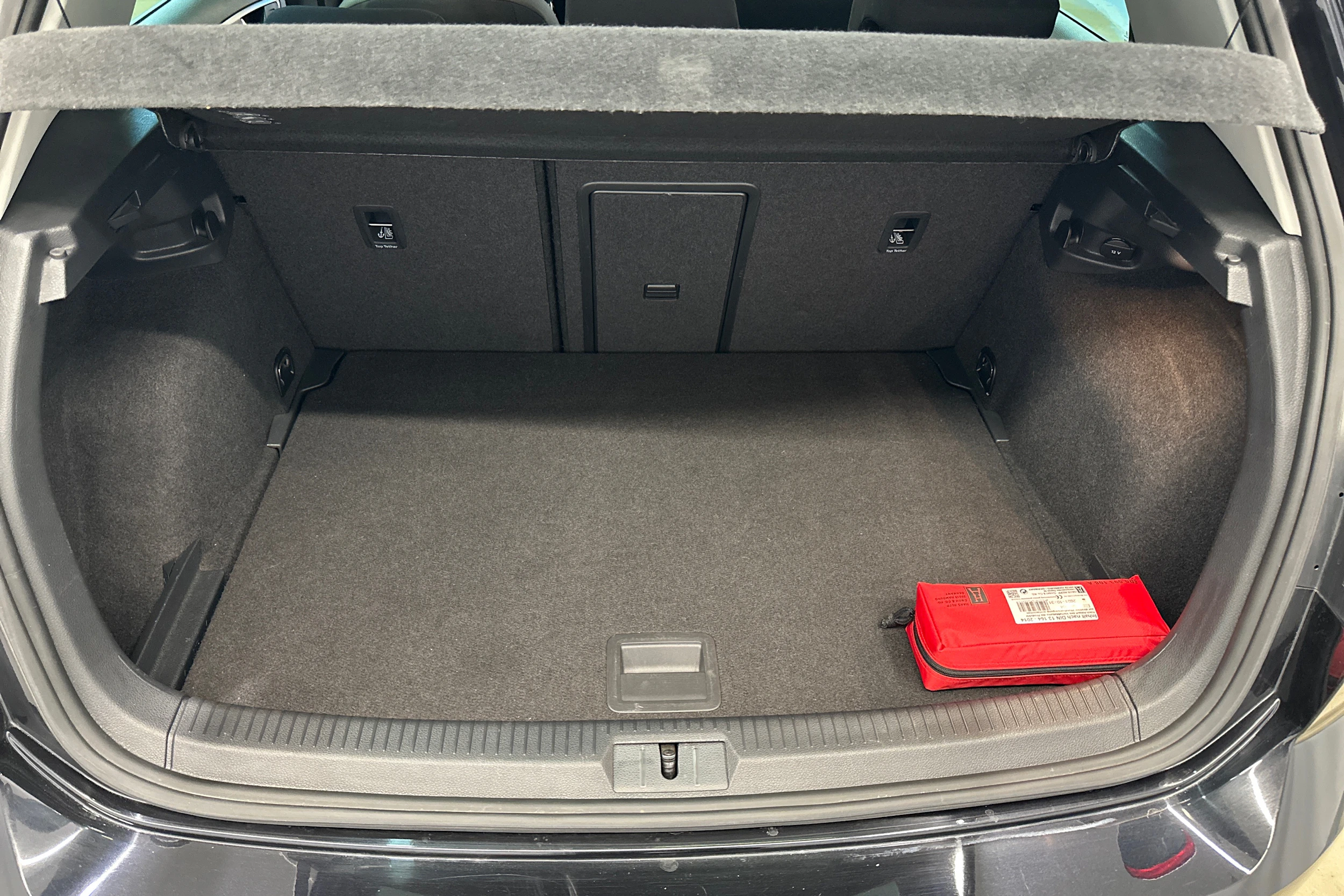 musta Volkswagen Golf 2018 kuva 28.