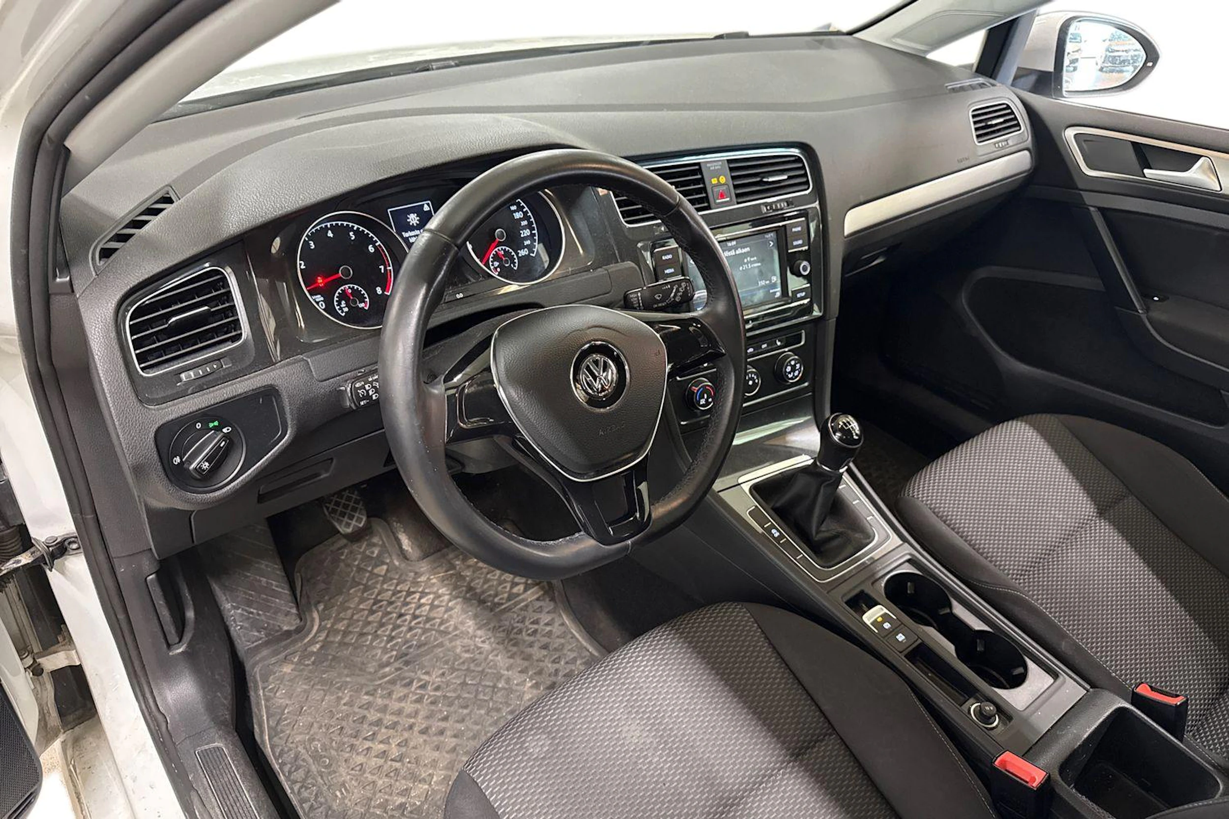 valkoinen Volkswagen Golf 2018 kuva 3.