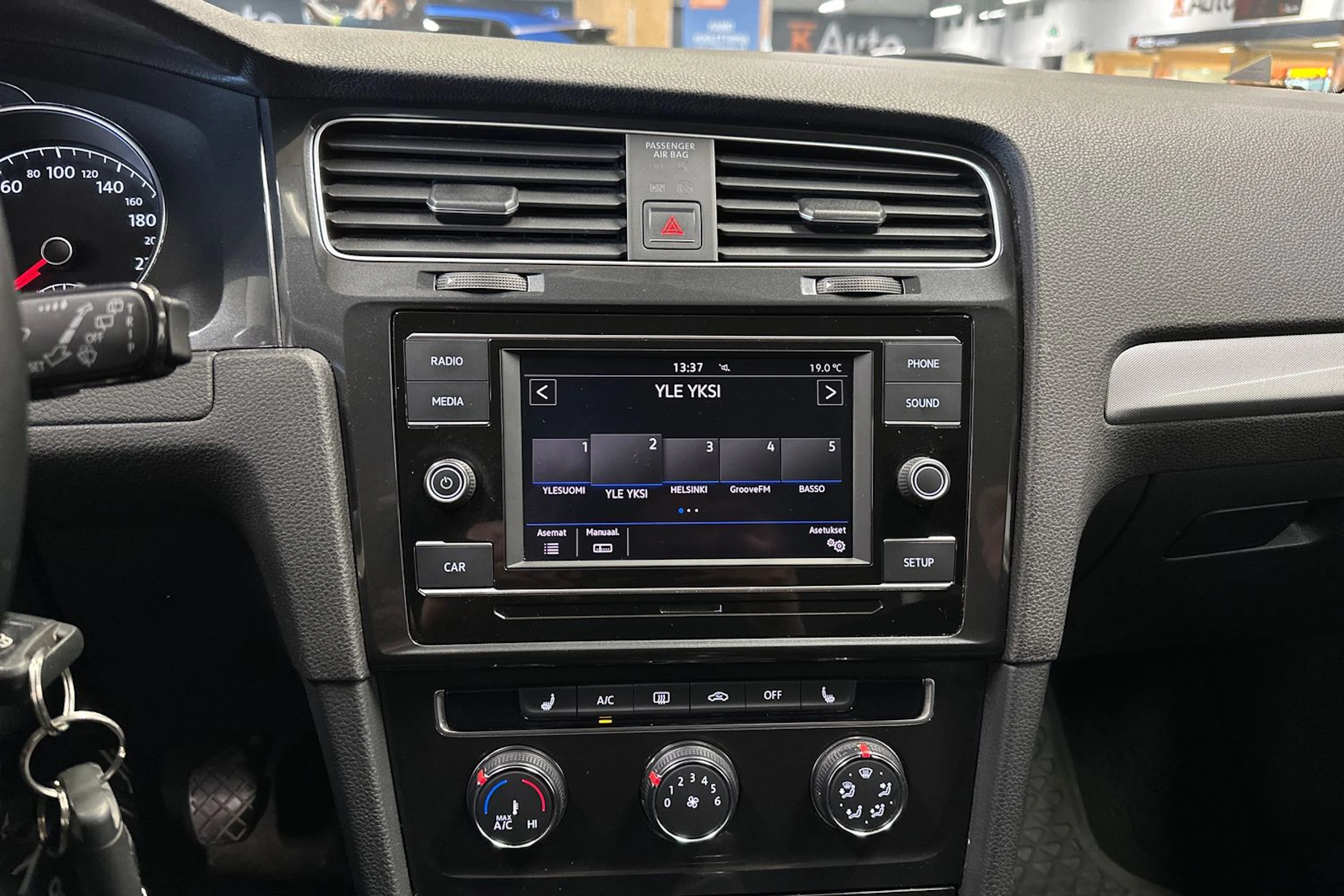 valkoinen Volkswagen Golf 2018 kuva 13.