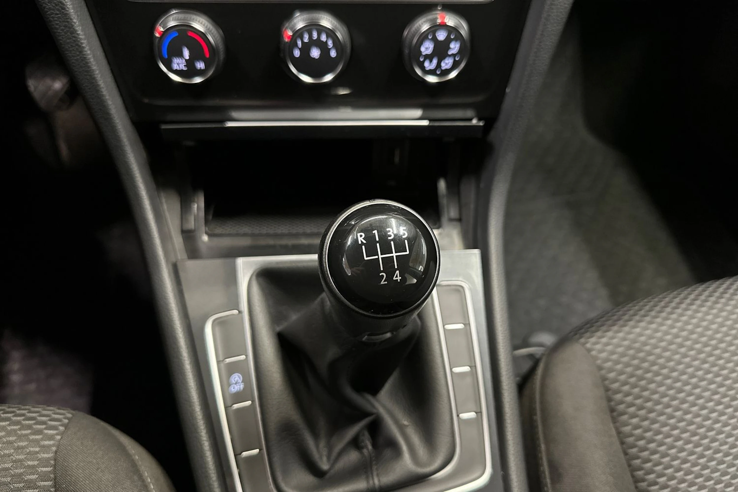 valkoinen Volkswagen Golf 2018 kuva 14.