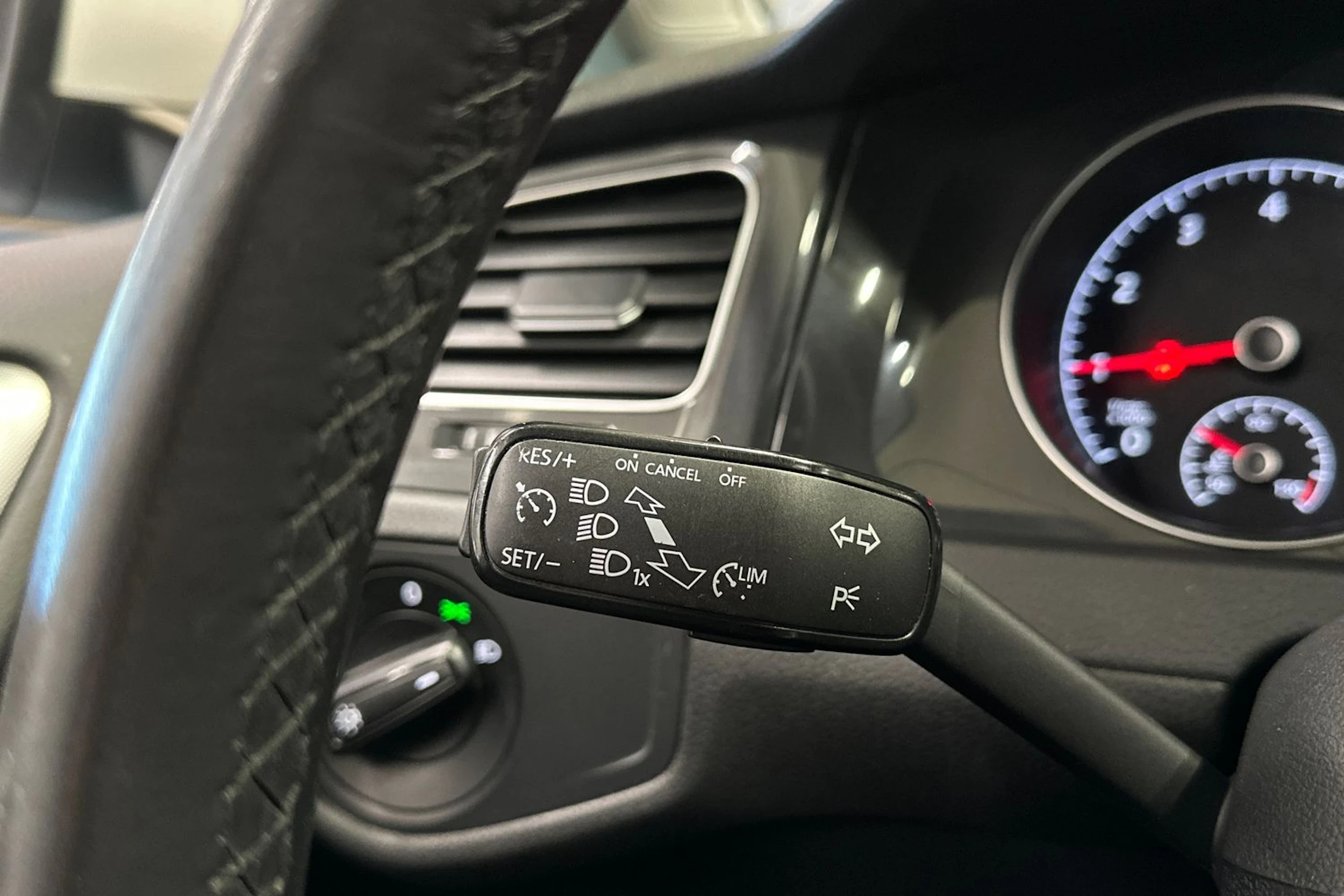 valkoinen Volkswagen Golf 2018 kuva 16.