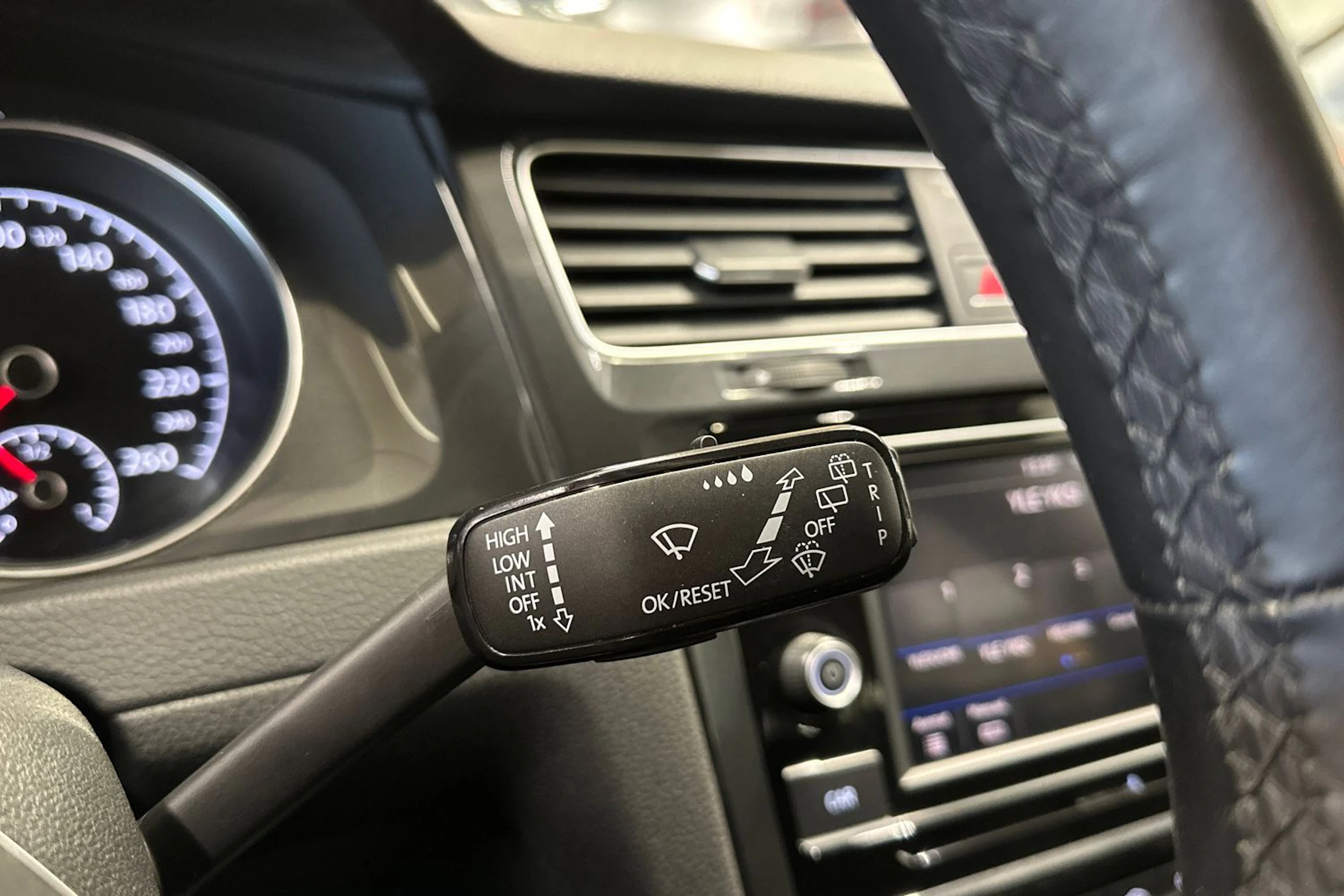 valkoinen Volkswagen Golf 2018 kuva 17.