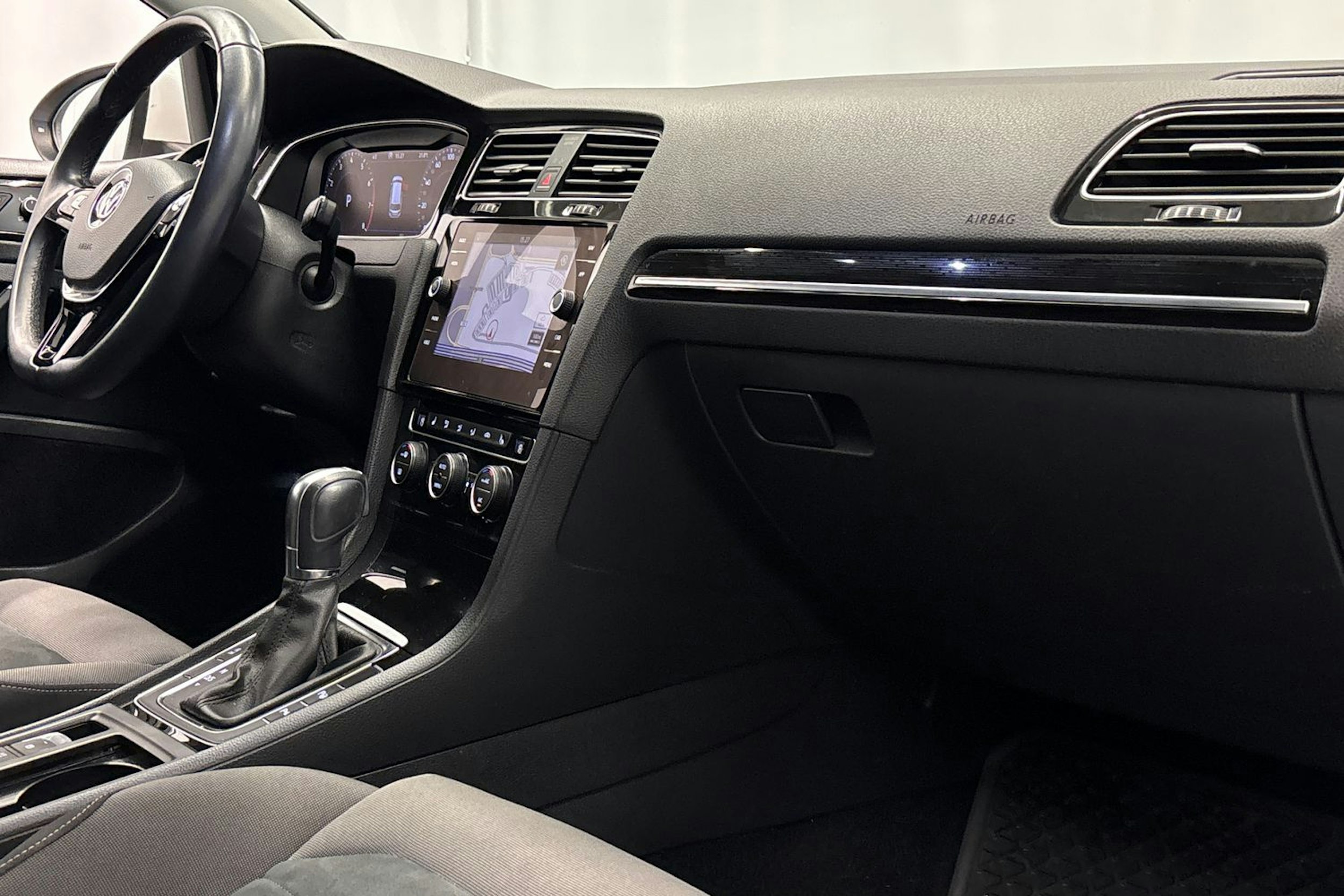 valkoinen Volkswagen Golf 2018 kuva 14.