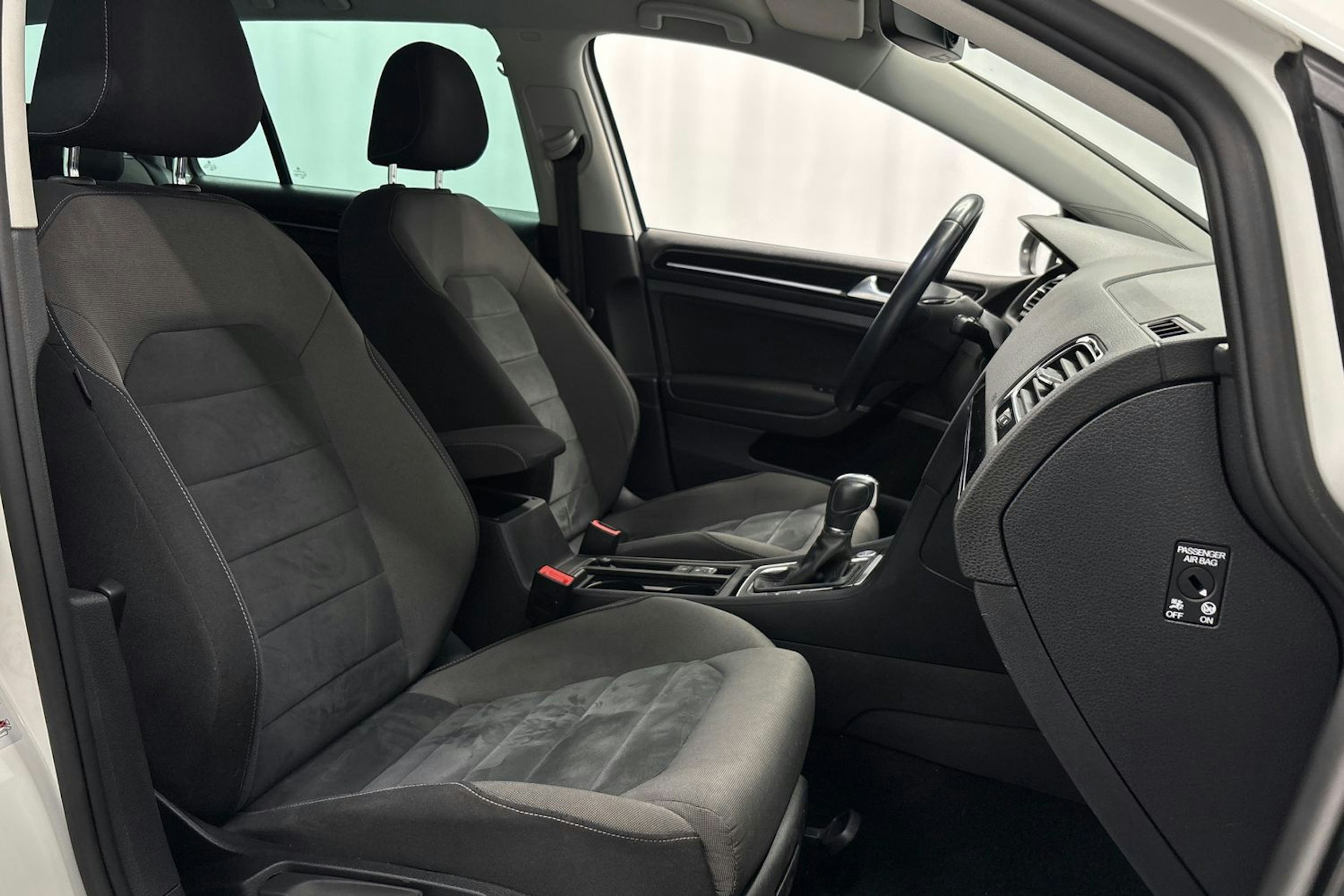 valkoinen Volkswagen Golf 2018 kuva 15.