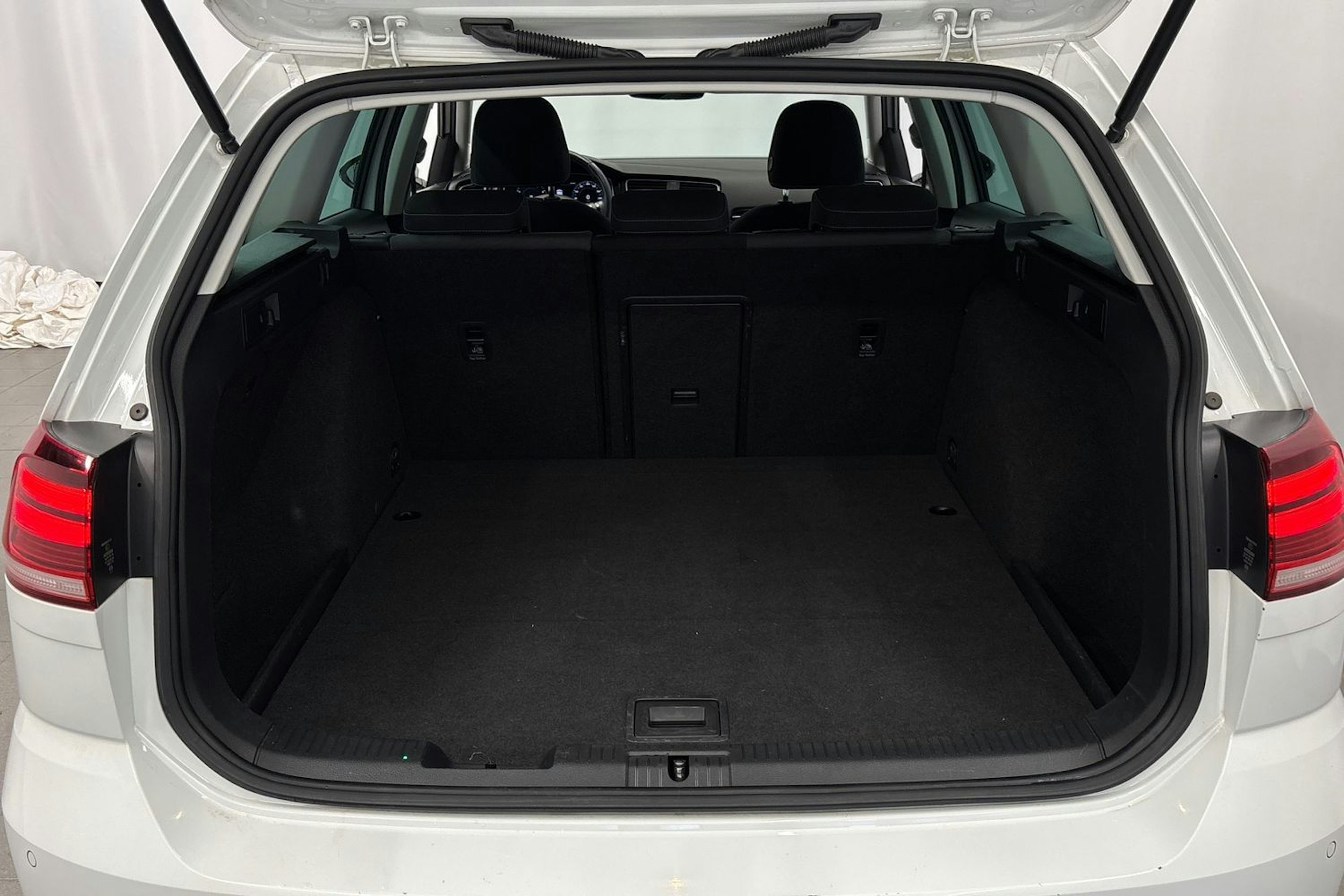 valkoinen Volkswagen Golf 2018 kuva 16.