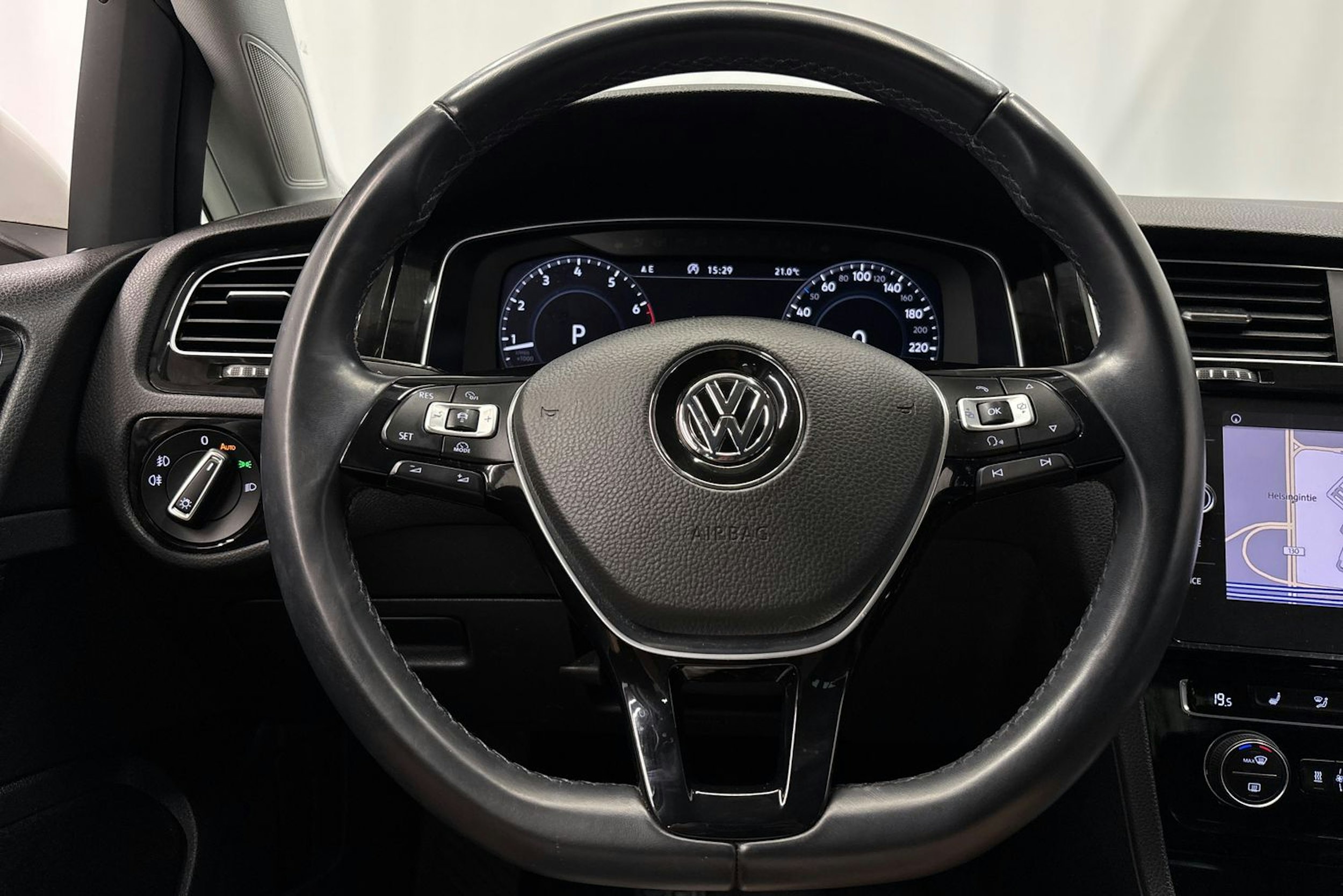 valkoinen Volkswagen Golf 2018 kuva 19.