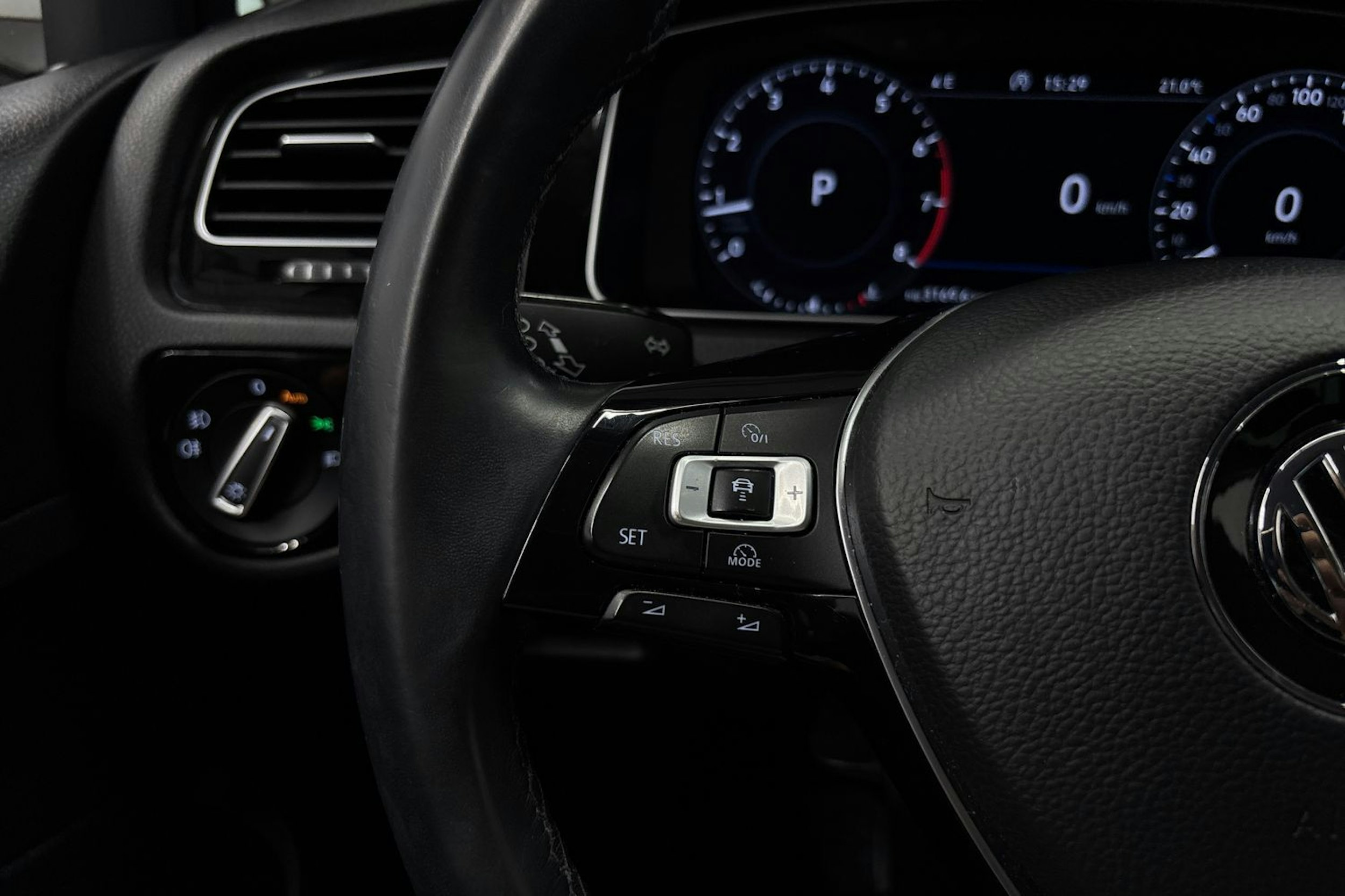 valkoinen Volkswagen Golf 2018 kuva 20.