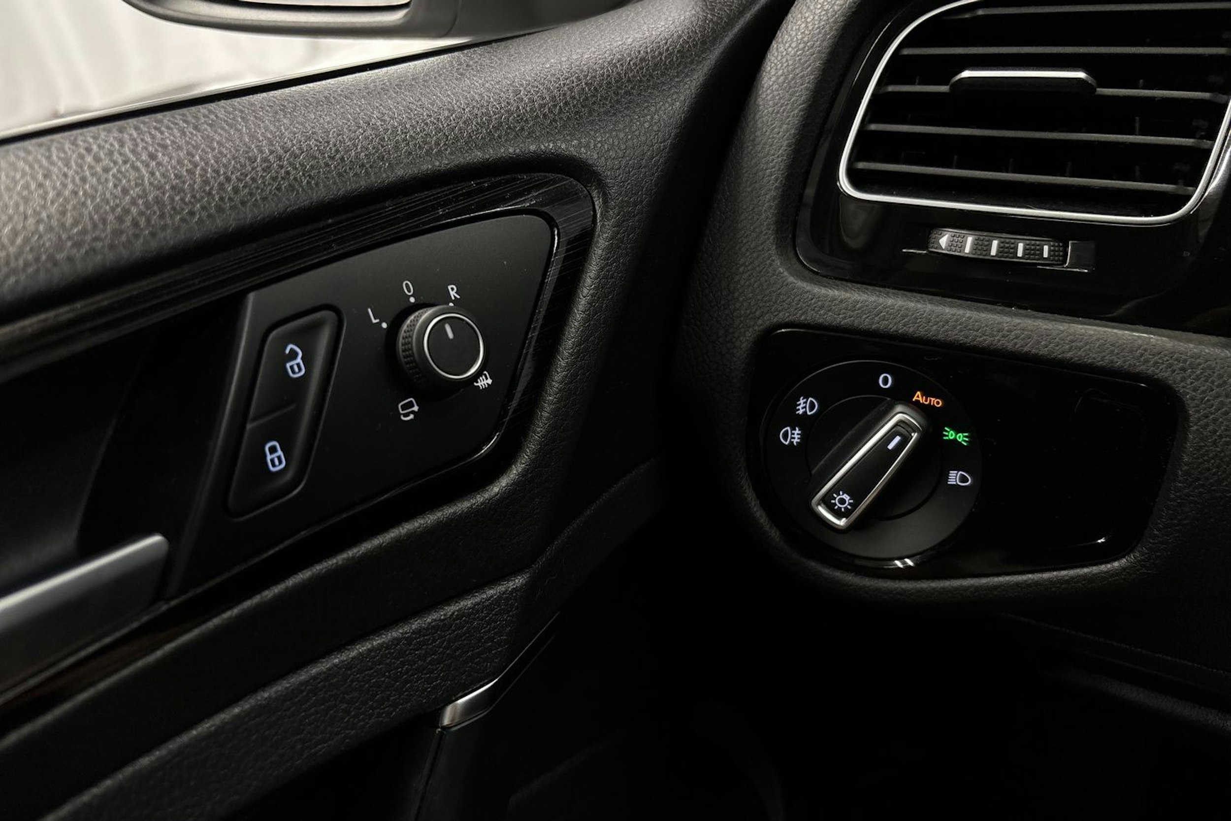 valkoinen Volkswagen Golf 2018 kuva 22.